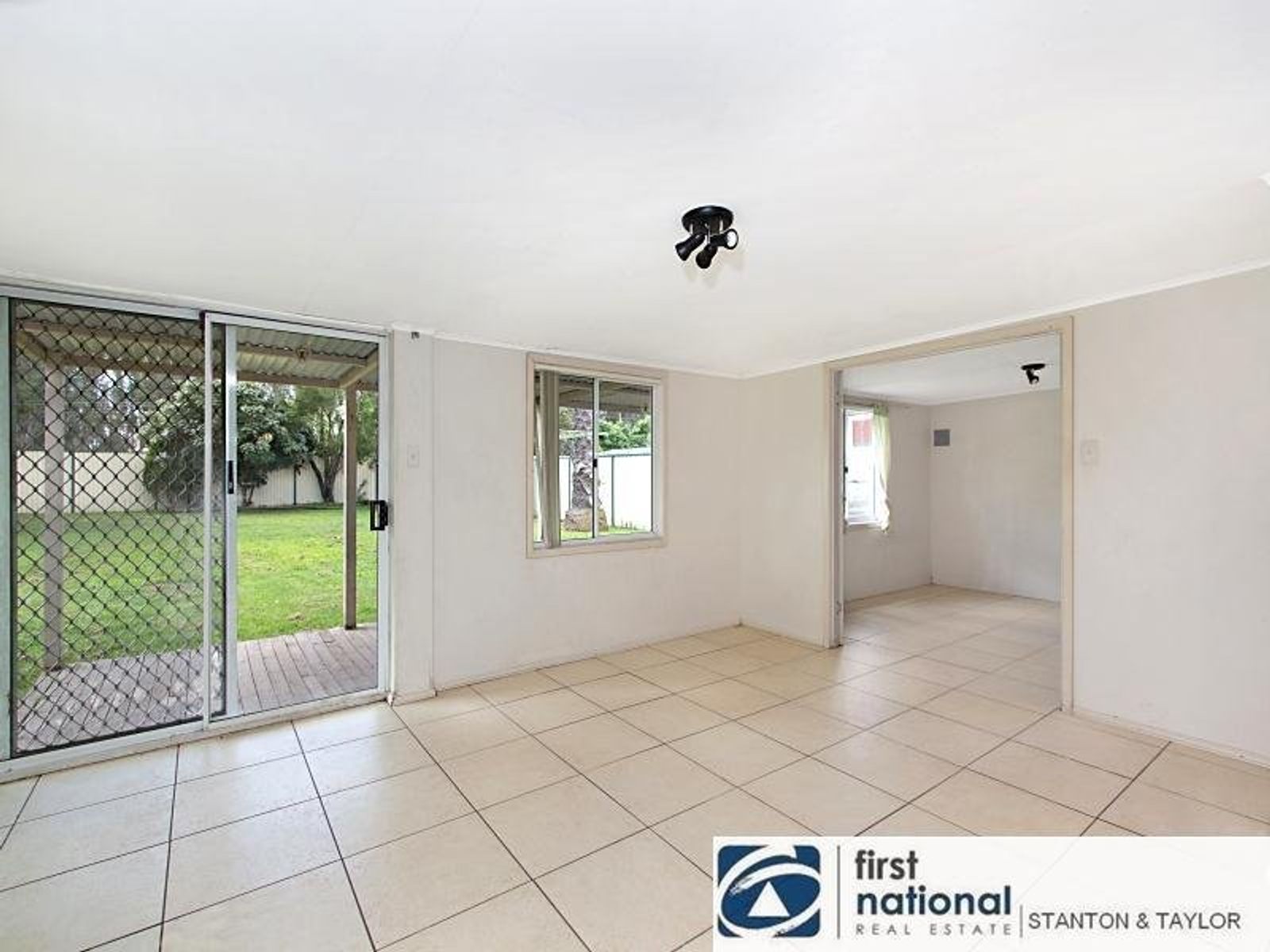 9 CARNATION Place, Claremont Meadows - Thumbnail 4