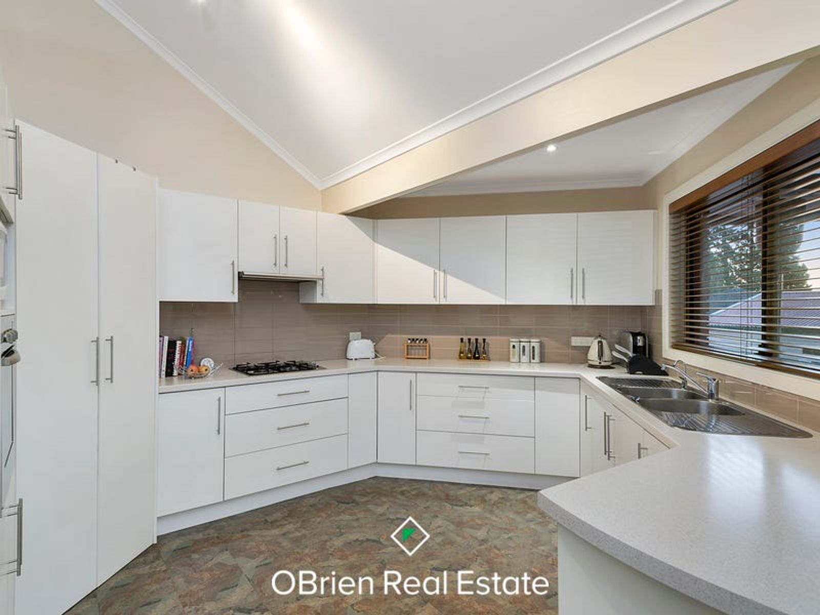 8 Monica Close, Endeavour Hills, VIC 3802, Endeavour Hills - Thumbnail 2