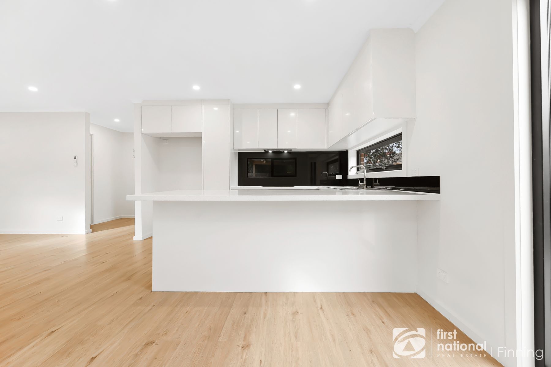 2/3 Hazelwood Avenue, Cranbourne North VIC 3977, Cranbourne North - Thumbnail 2
