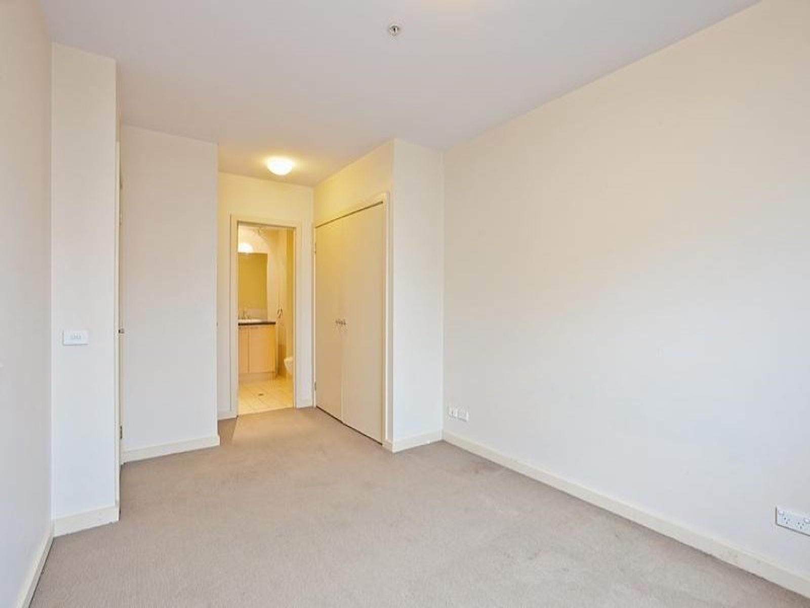 4/1 Gatehouse Drive, Kensington - Thumbnail 4