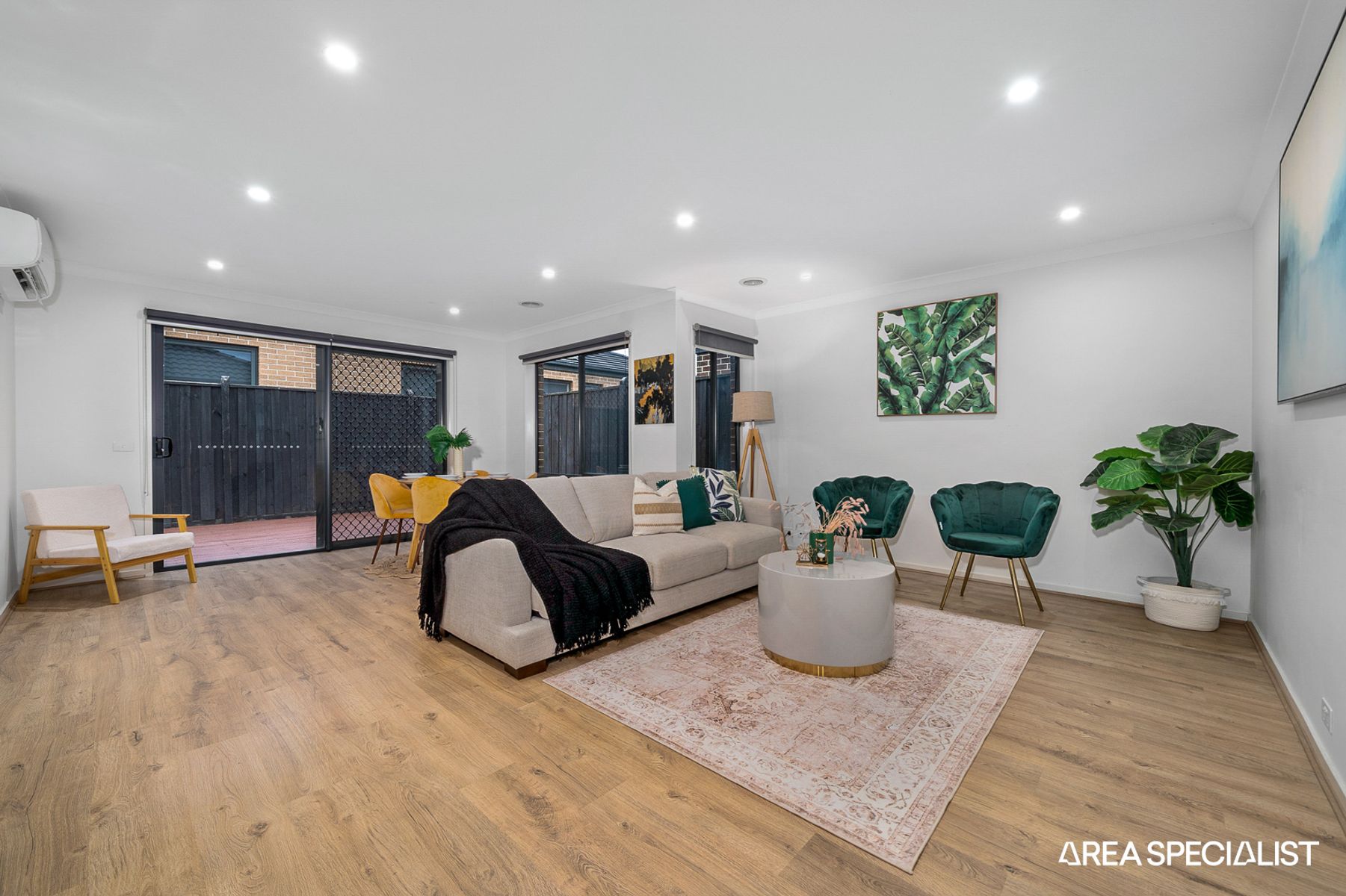8 Carisbrooke Way, Clyde North, VIC 3978, Clyde North - Thumbnail 2