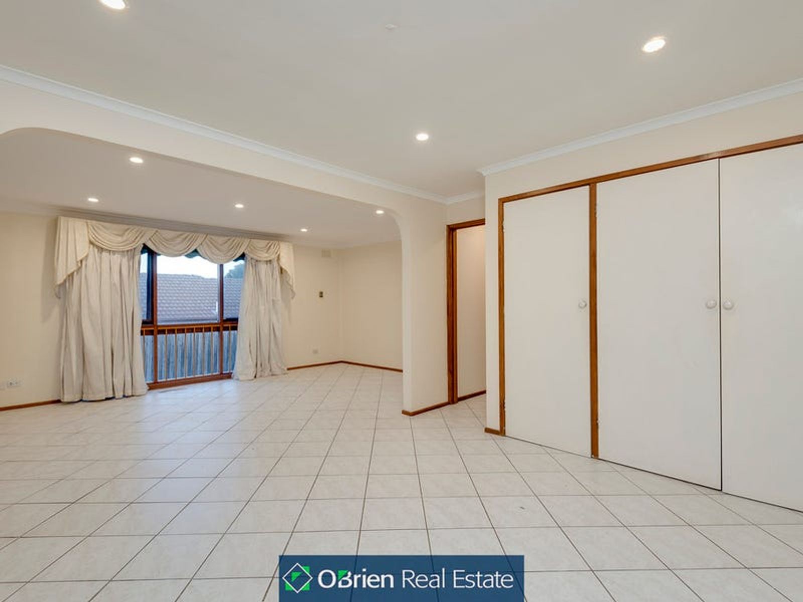 40 Ravenhill Crescent, Endeavour Hills, VIC 3802, Endeavour Hills - Thumbnail 2
