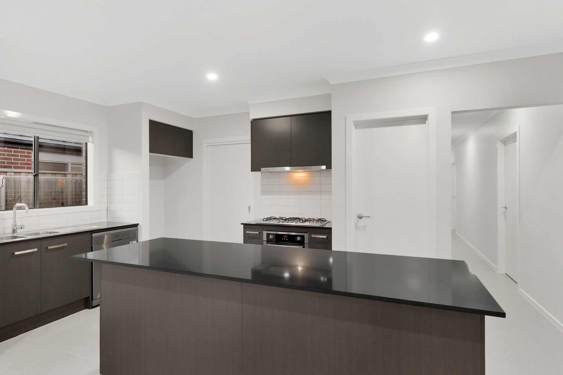 161 Thoroughbred Drive, Clyde North, VIC 3978, Clyde North - Thumbnail 4