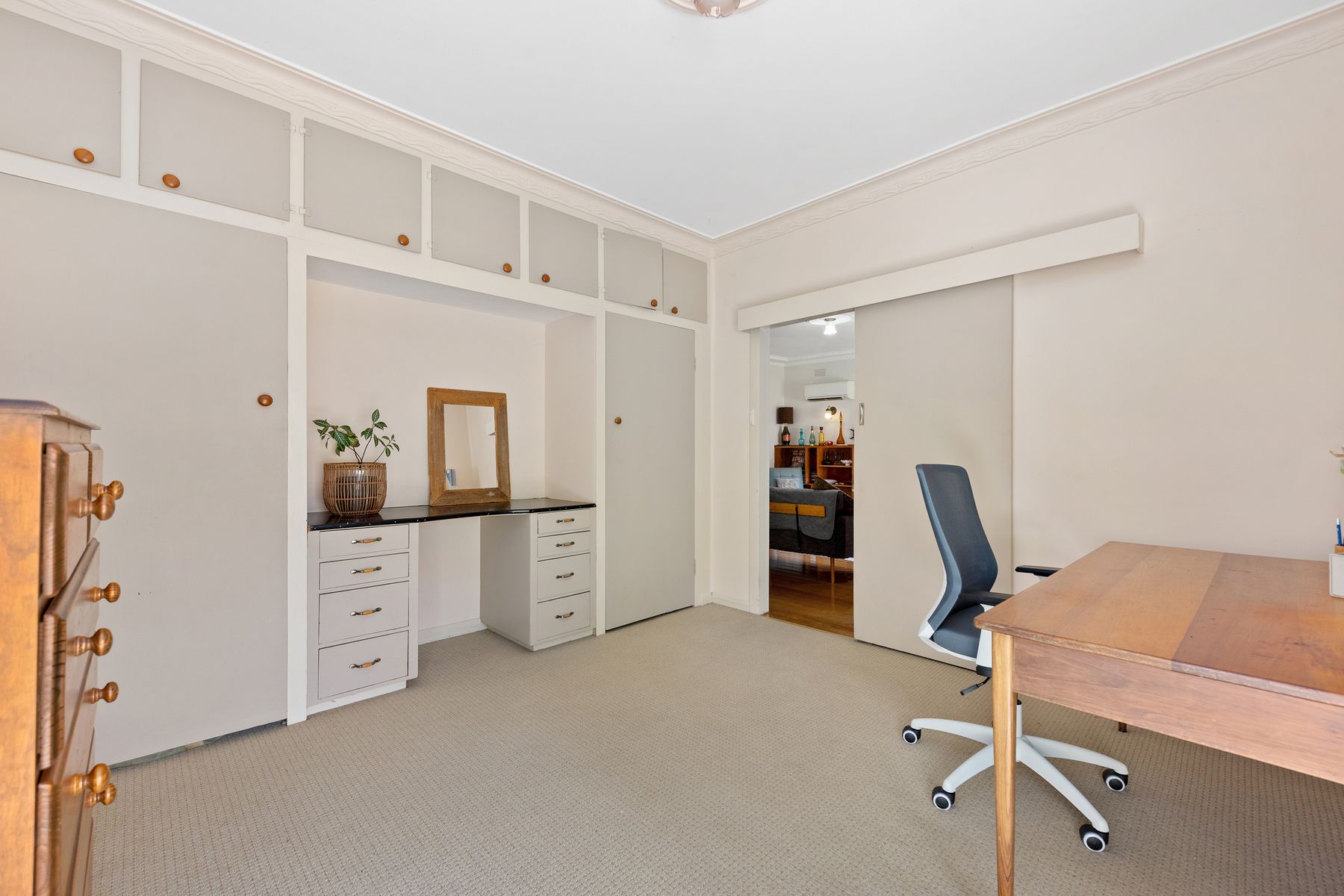 012 Open2view ID926076 61 Mackenzie Street West