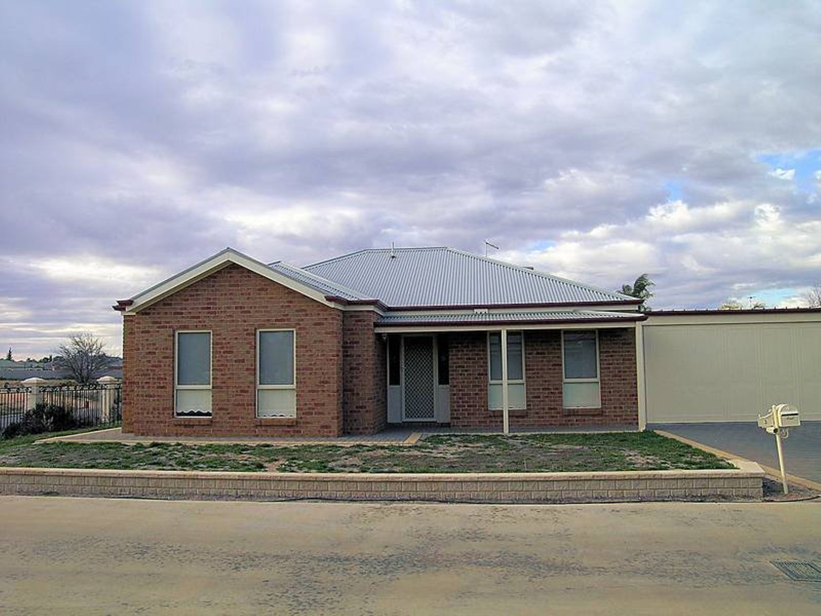 3 Hoyts Drive