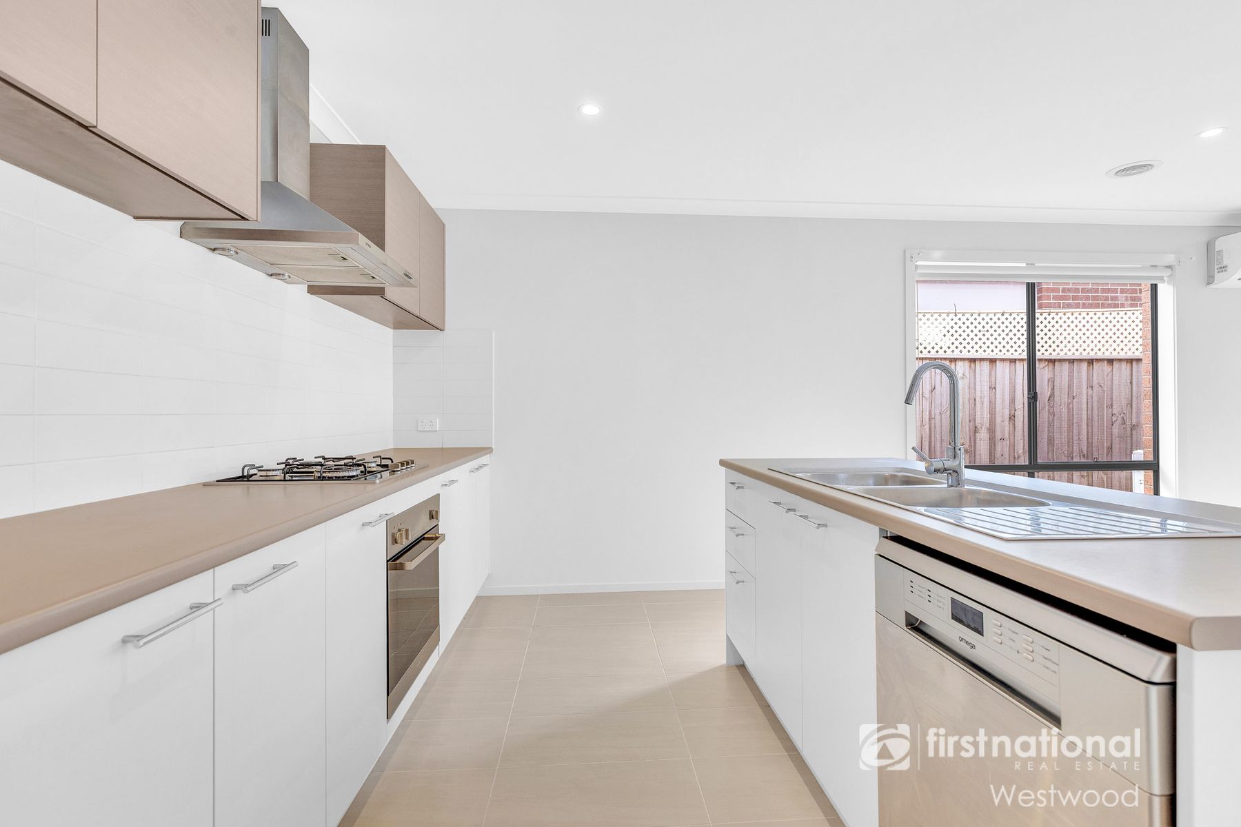 12 Kurrali Crescent, Werribee VIC 3030, Werribee - Thumbnail 2