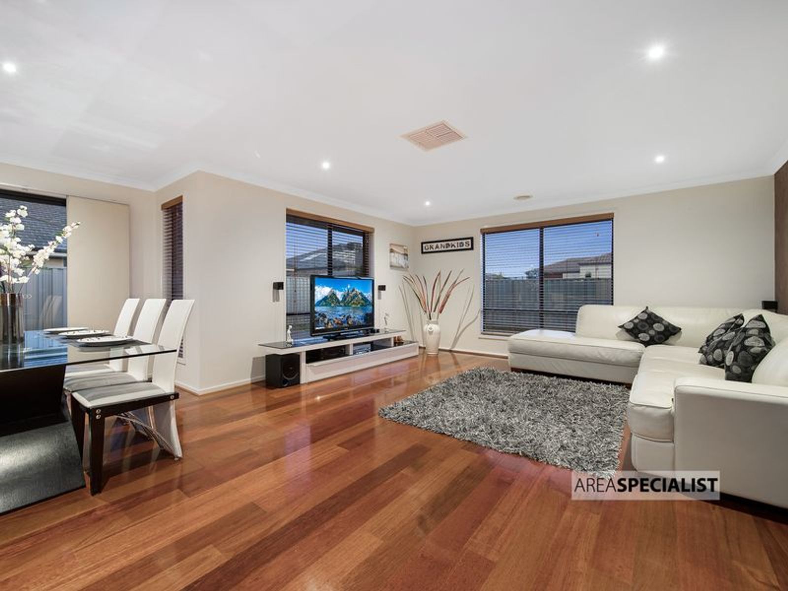 3 MONMOUTH ROAD, Cranbourne East, VIC 3977, Cranbourne East - Thumbnail 3
