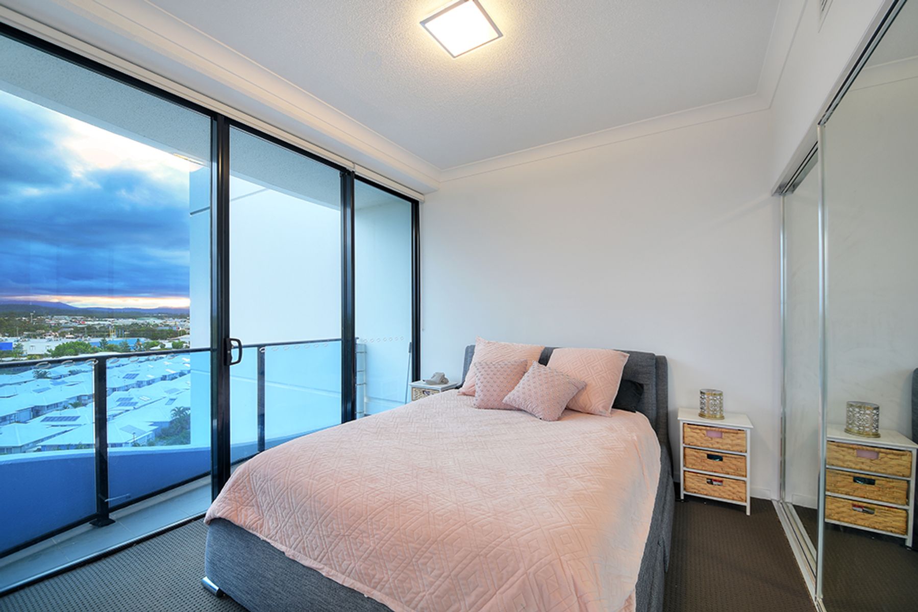 2706 5 Harbour Side Court Biggera Waters  Alessia Tang06