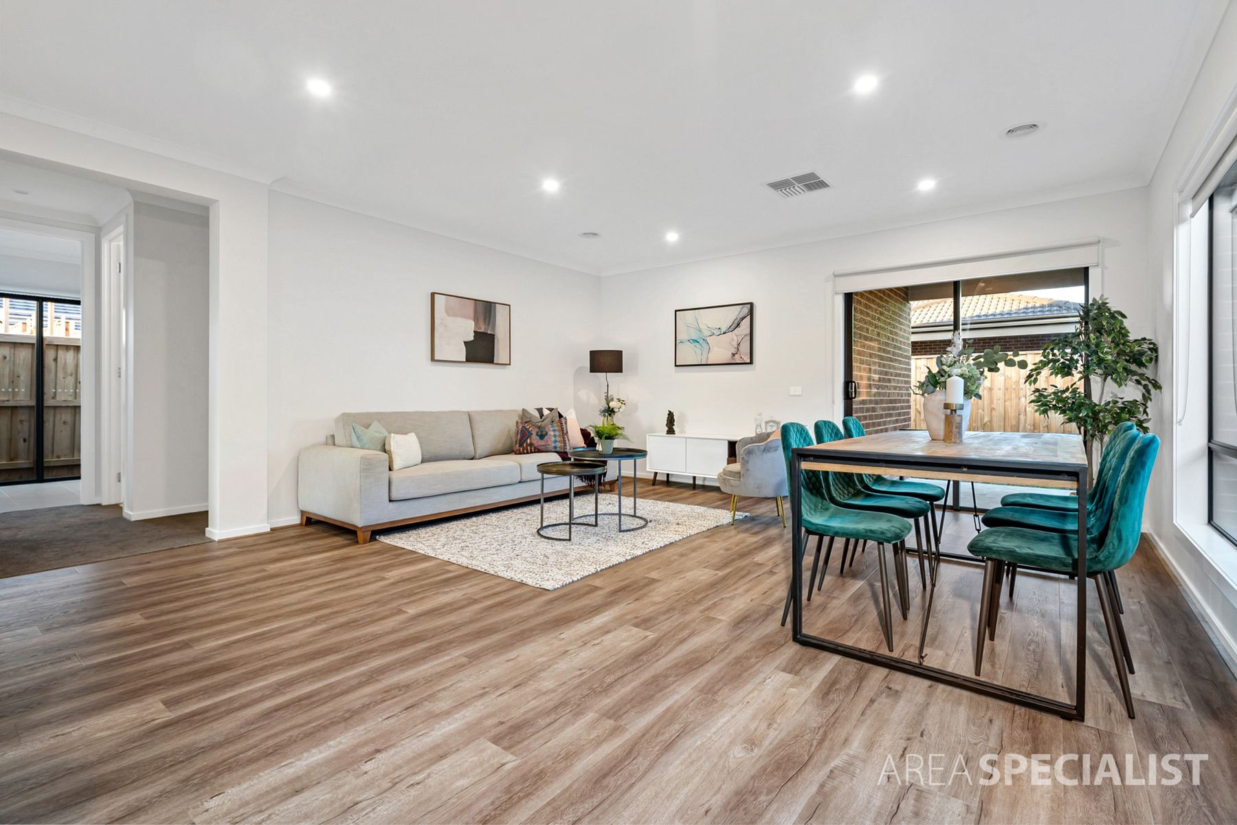 19 Lensing Street, Clyde North, VIC 3978, Clyde North - Thumbnail 3