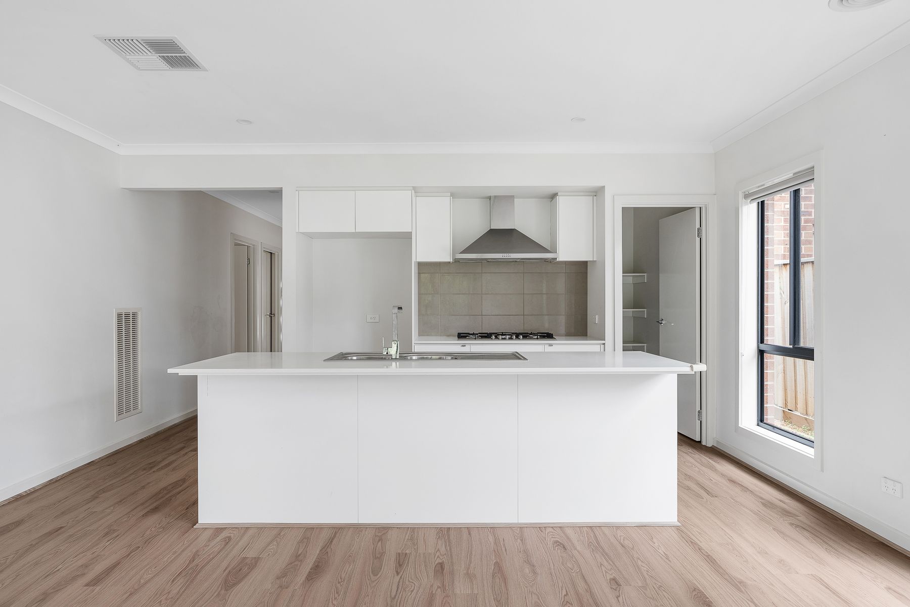 30 Roundhay Crescent, Point Cook, VIC 3030, Point Cook - Thumbnail 4