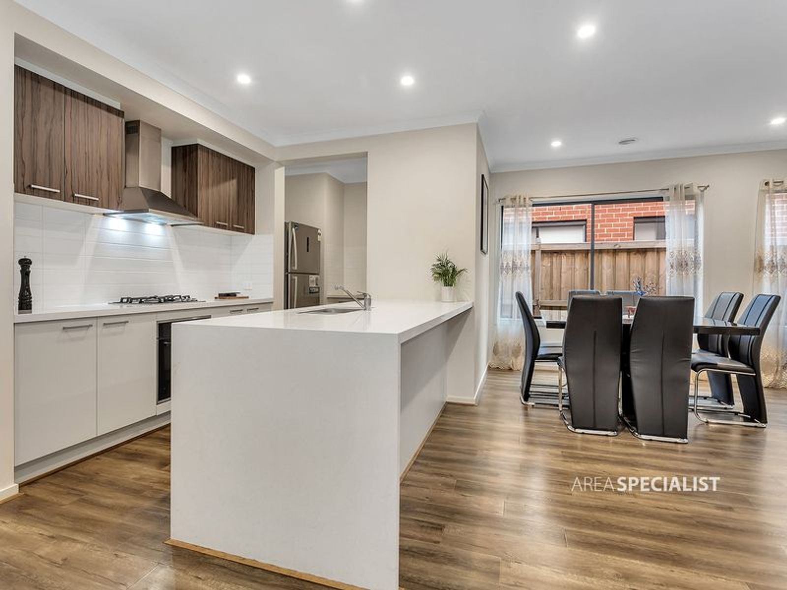 28 Guisard Way, Clyde North, VIC 3978, Clyde North - Thumbnail 7