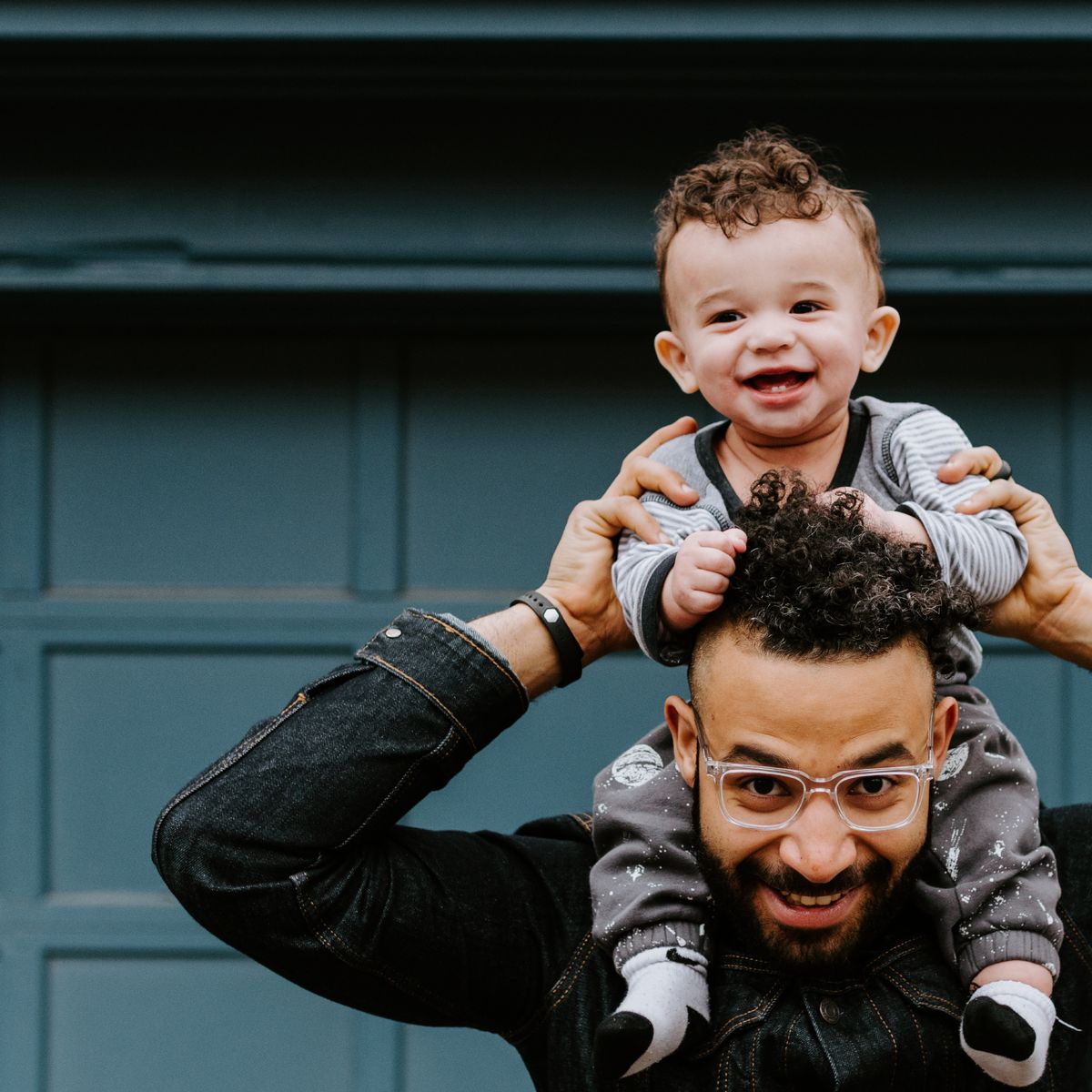Man with child on his shoulders – Learn About property valuation and property appraisal - Free valuation 