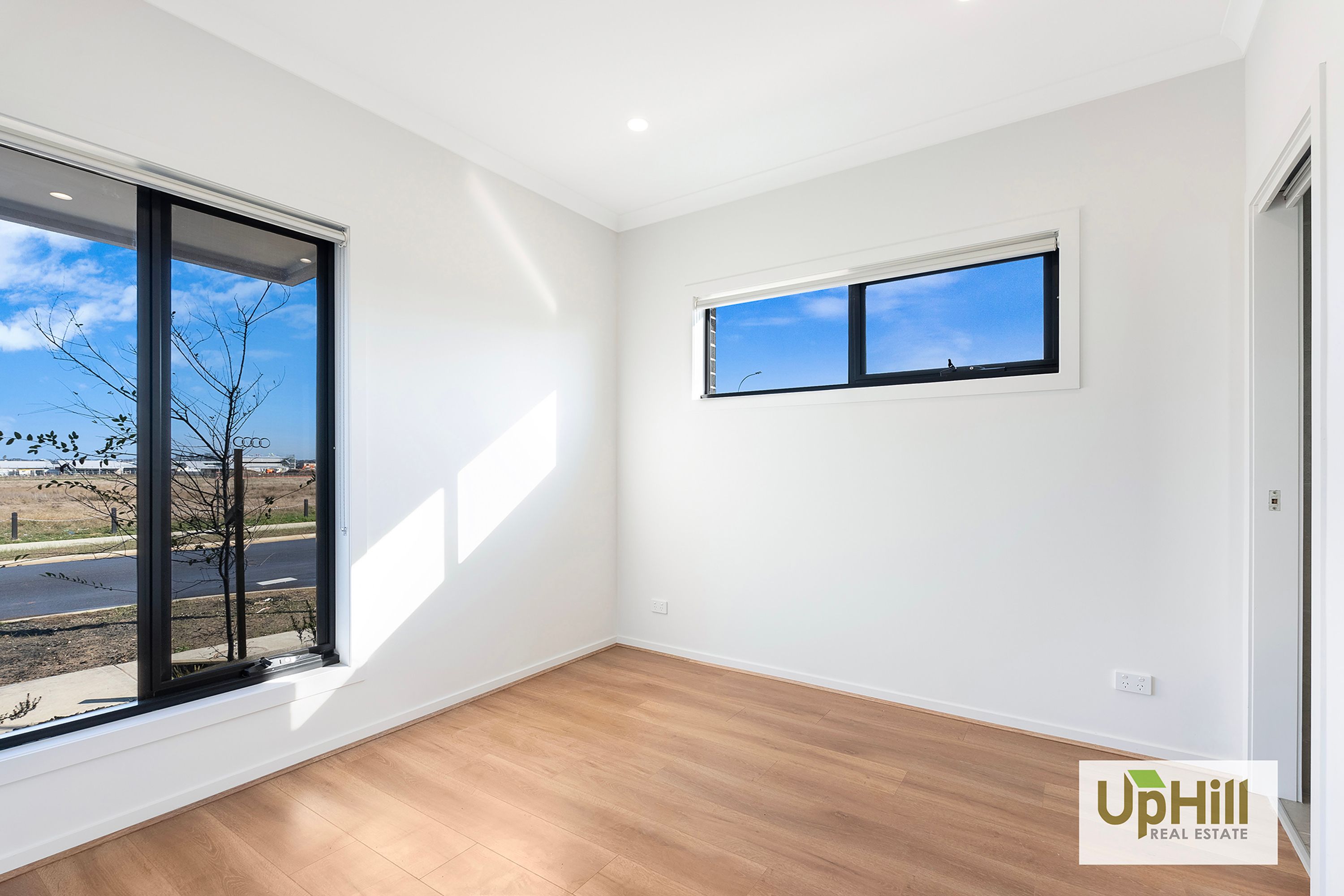 77 Plymouth Boulevard, Clyde North - Thumbnail 2