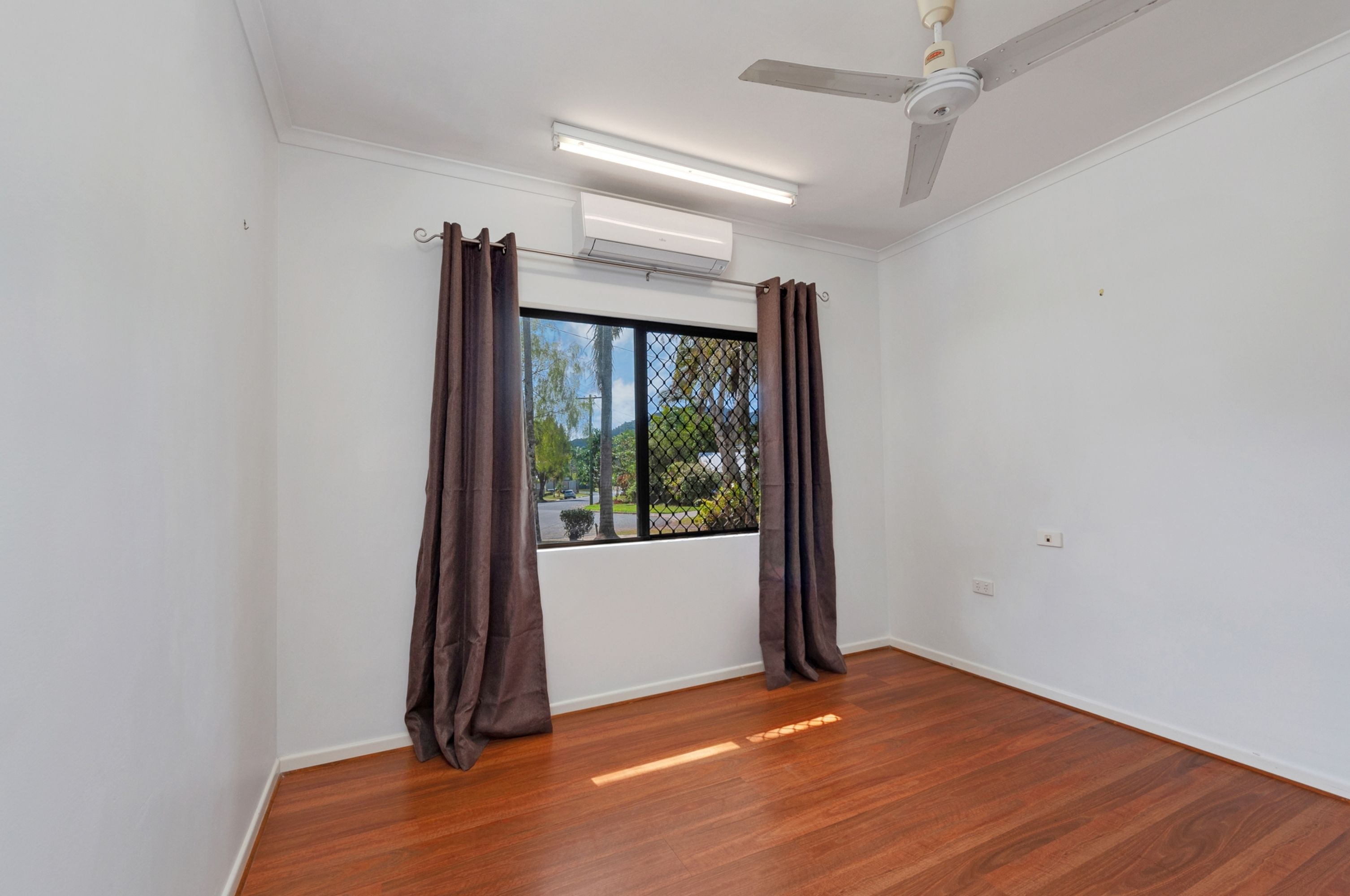 9 Rogers Close, Whitfield - Thumbnail 7
