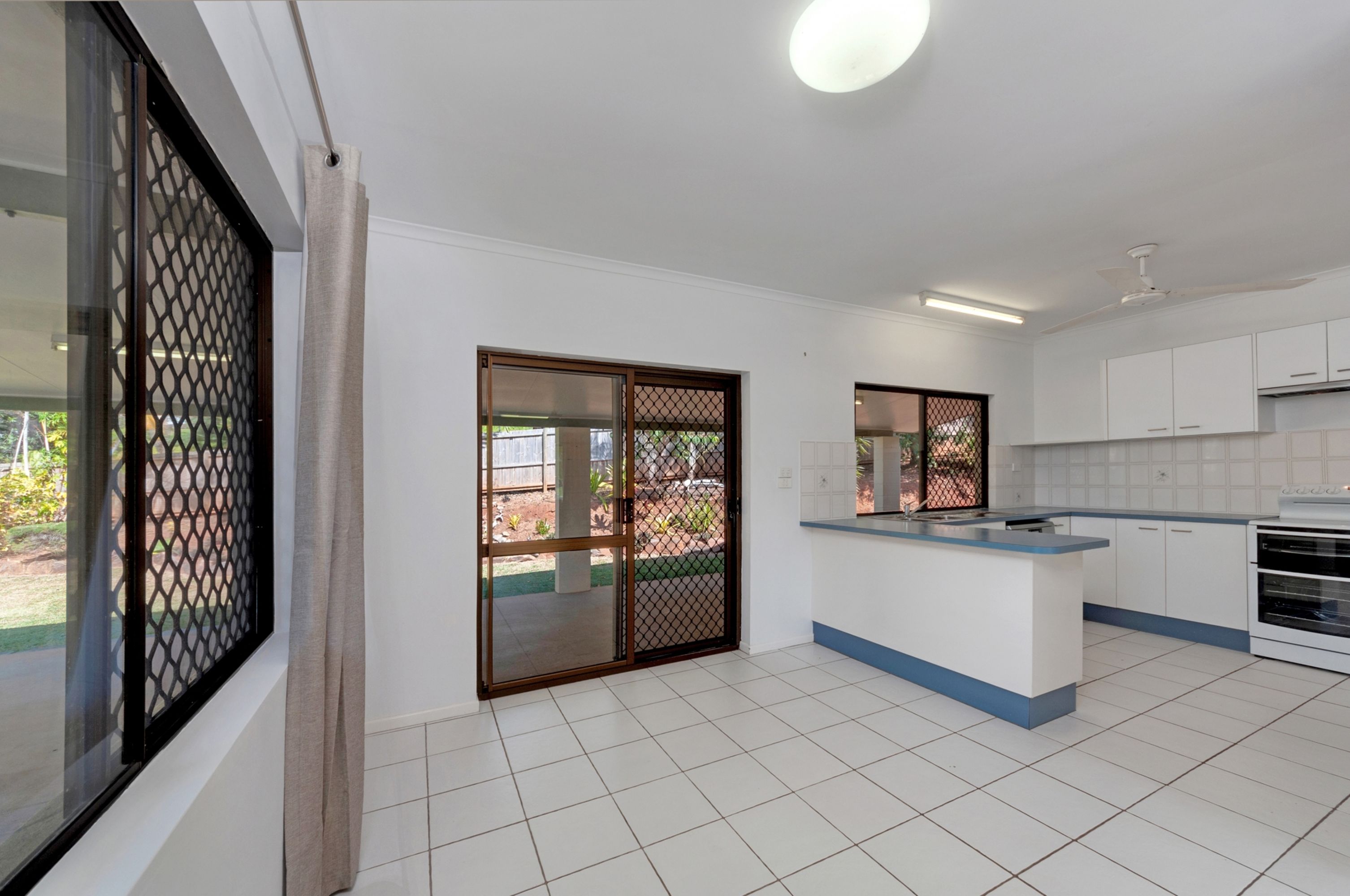9 Rogers Close, Whitfield - Thumbnail 4