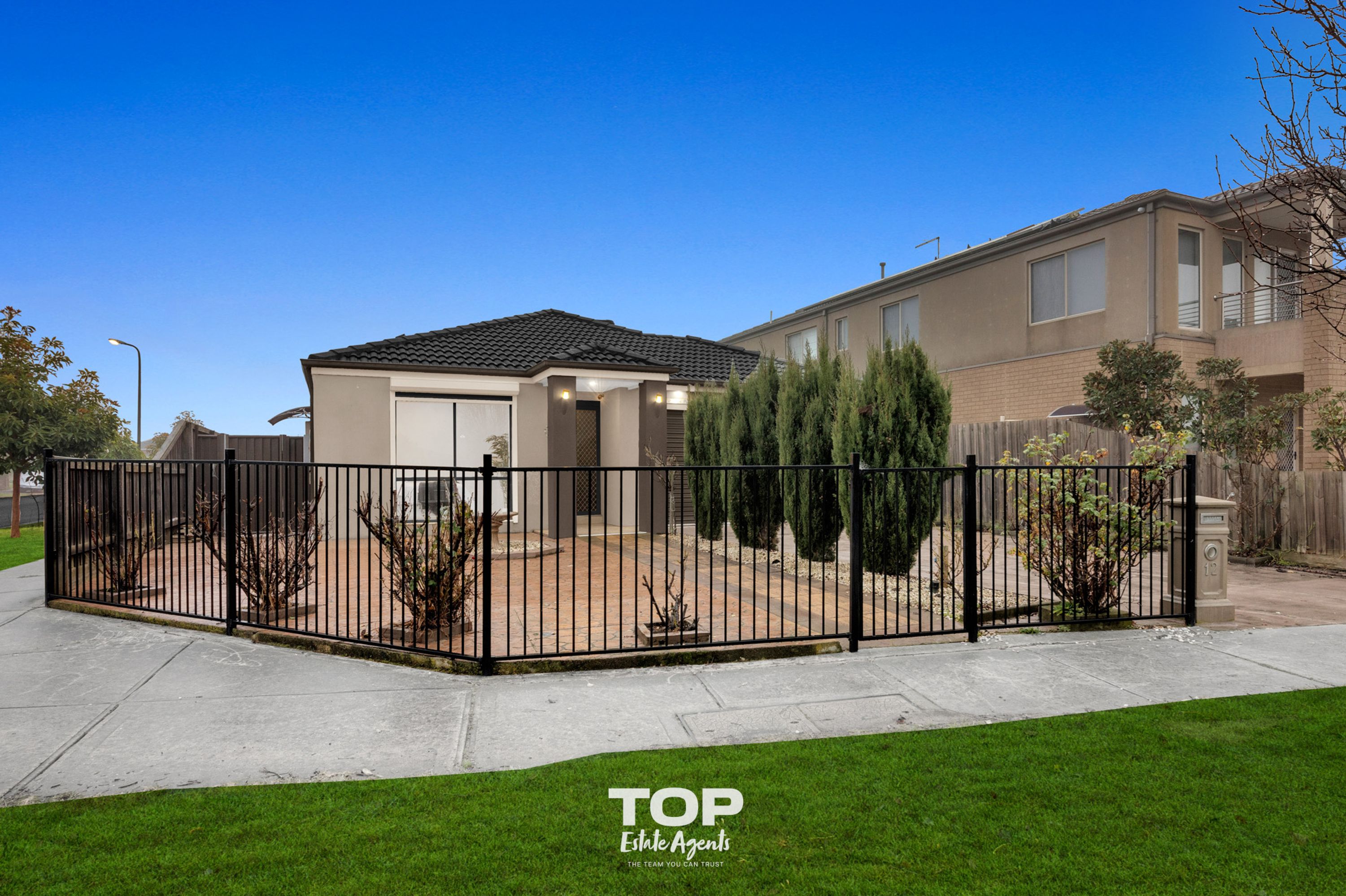 12 Danae Place, Cranbourne West - Thumbnail 2