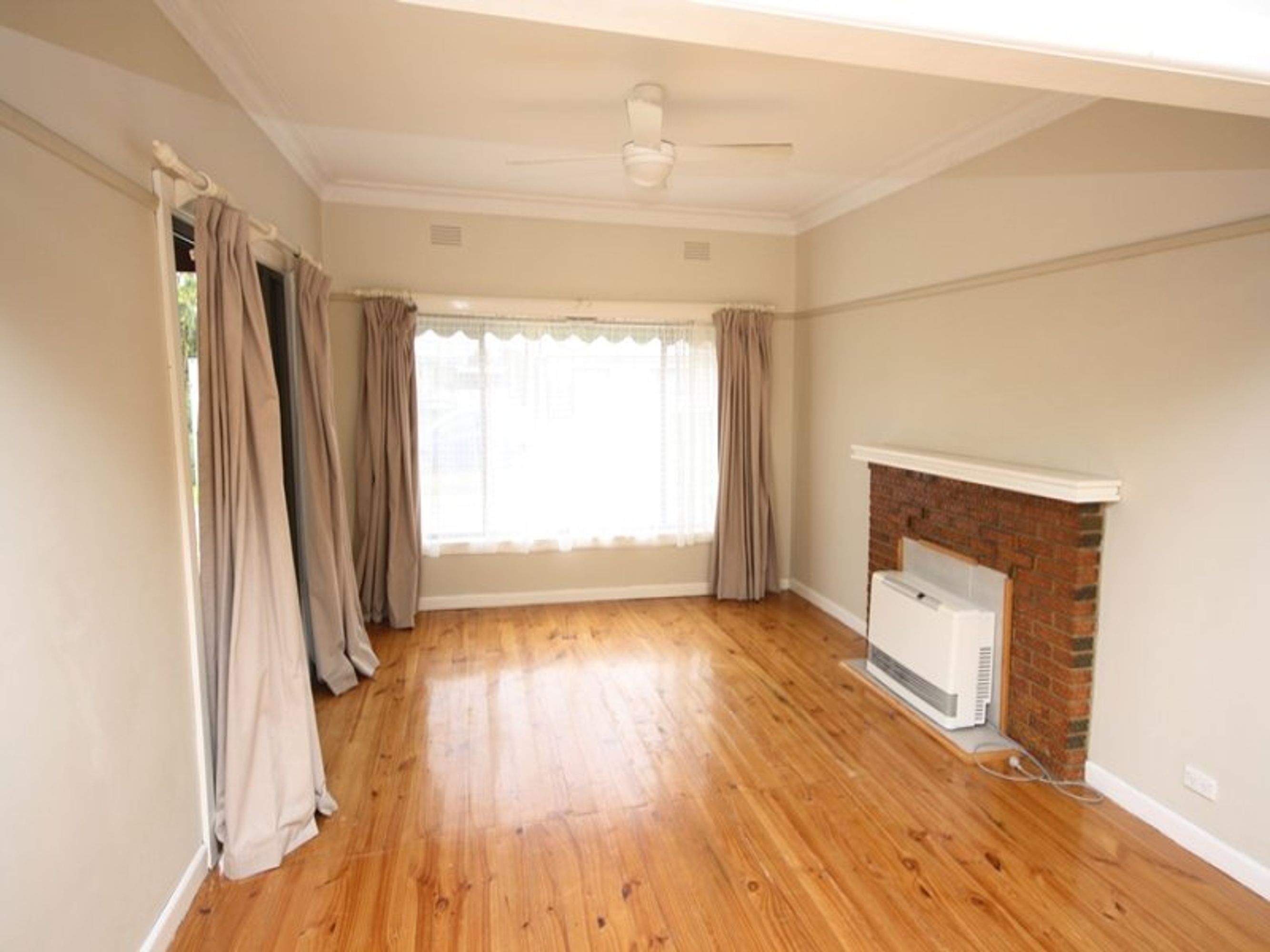 34 Alexander Avenue, Horsham VIC 3400, Horsham - Thumbnail 3