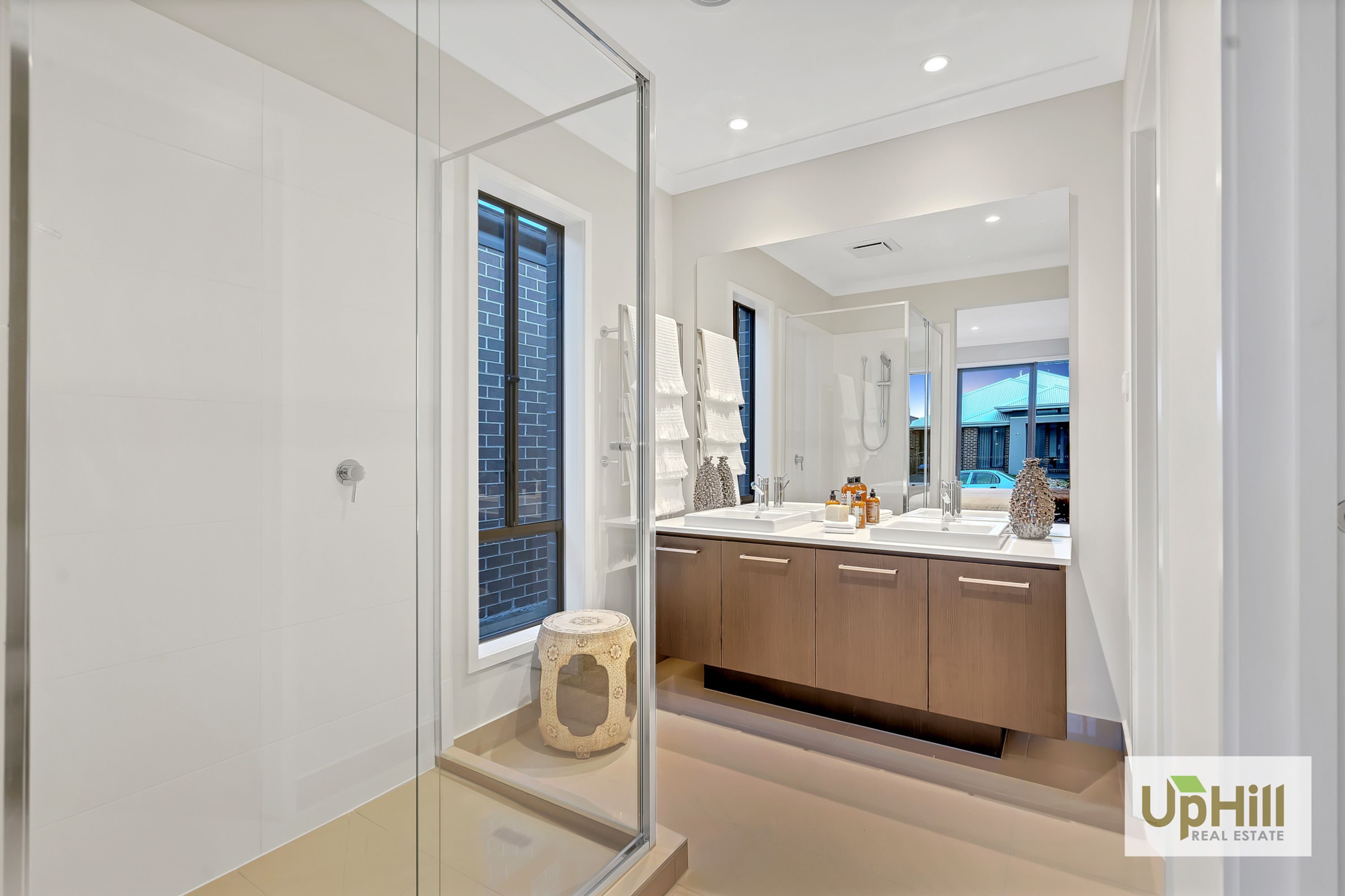 13 SHULZE DRIVE, Clyde North - Thumbnail 3