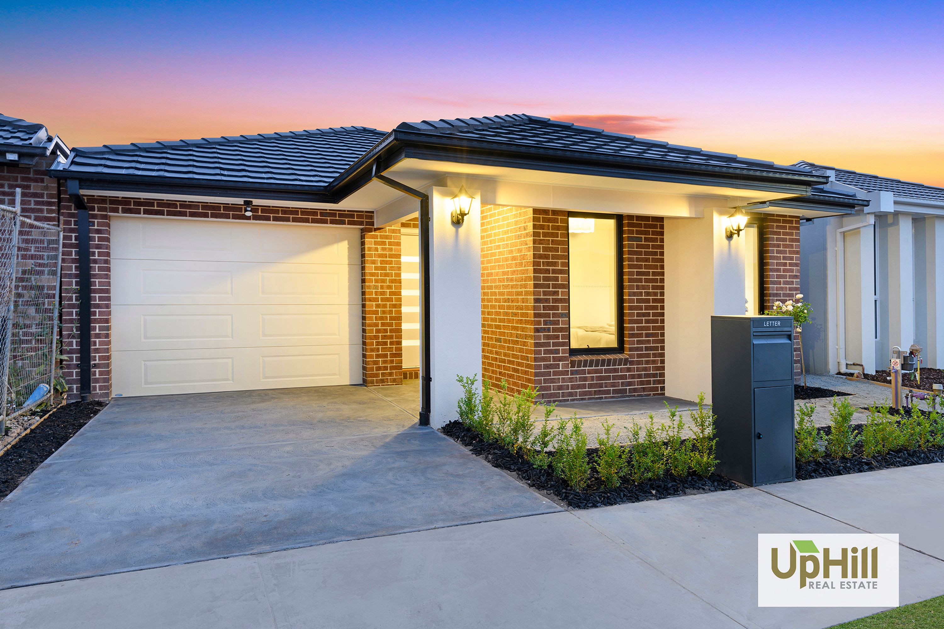 11 Tartan Drive, Clyde North - Thumbnail 2