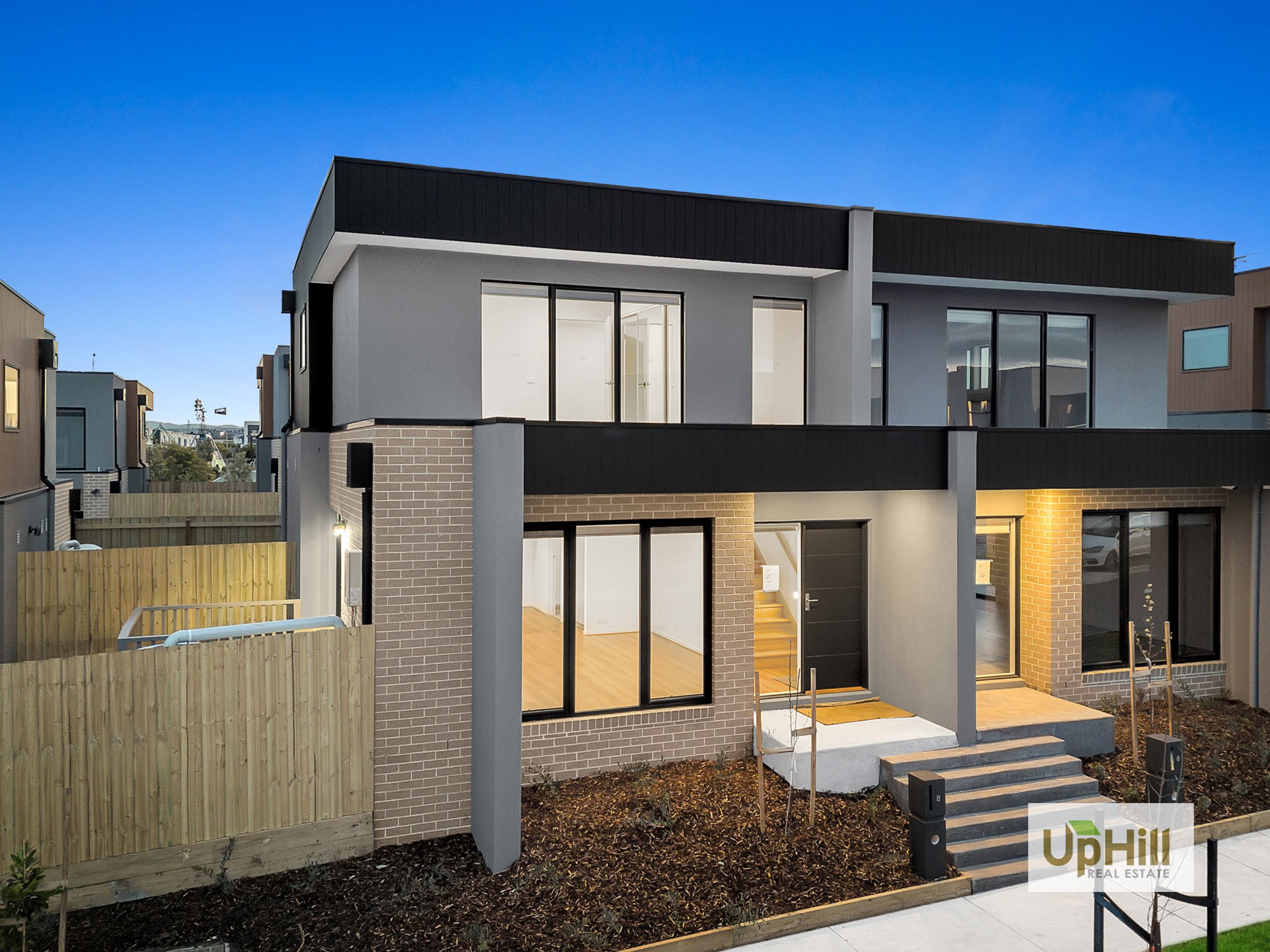 8 Tarnbeck Circuit, Clyde North - Thumbnail 2