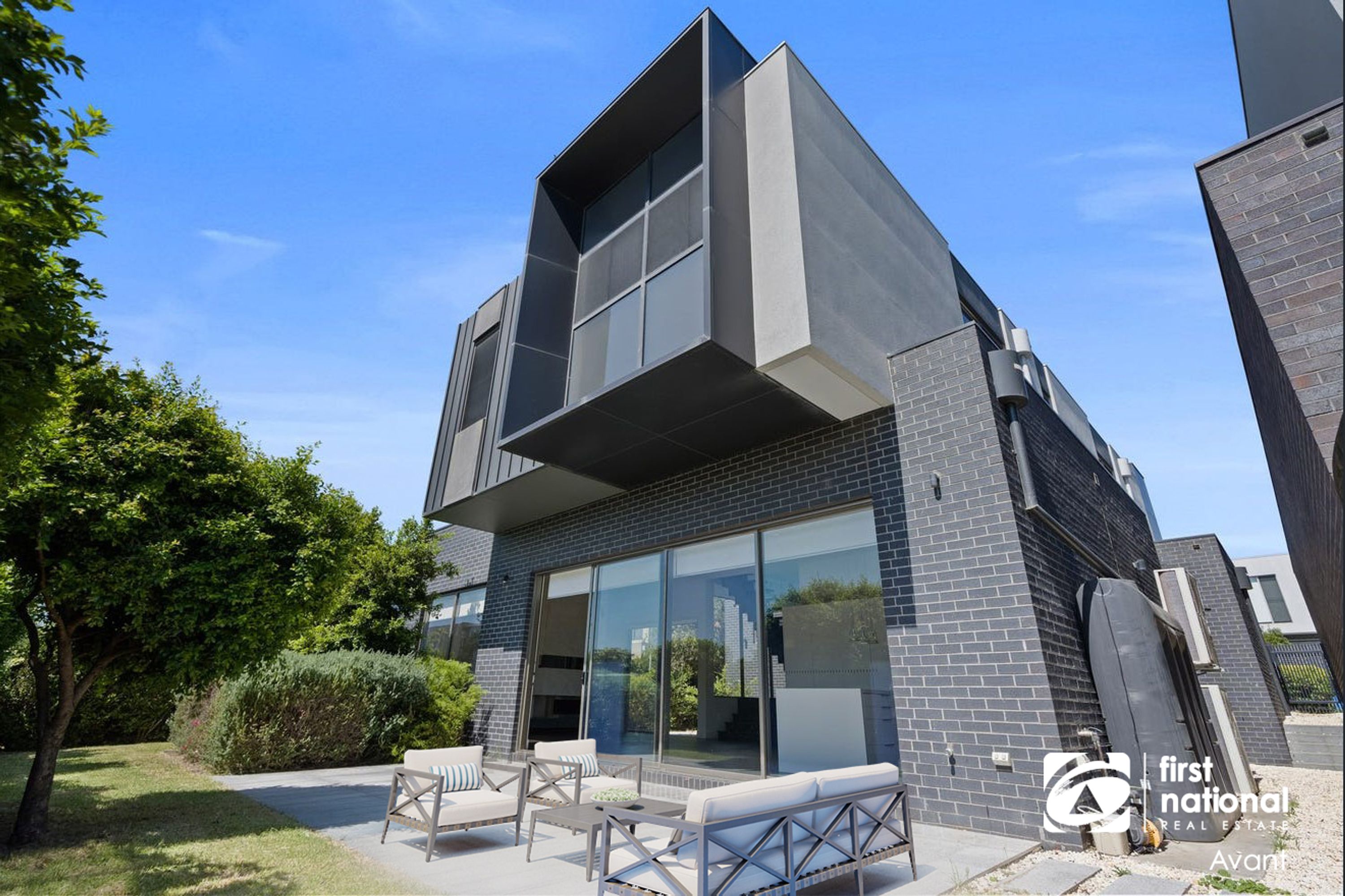 2 Moreton Close, Kew - Thumbnail 8