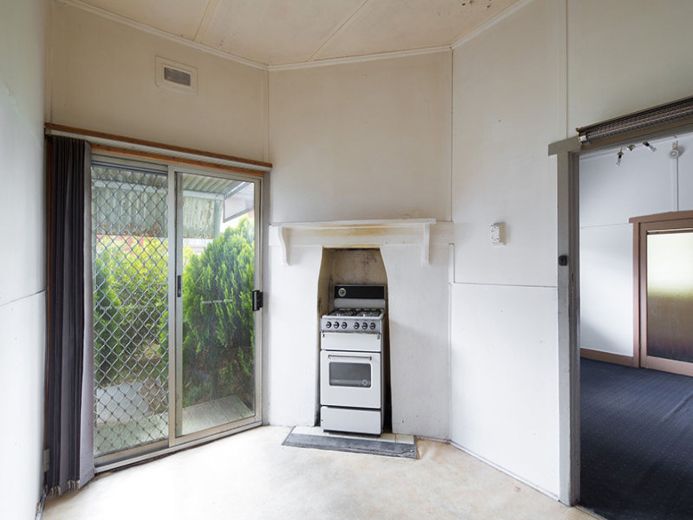 16 Ash Grove, Springvale - Thumbnail 5