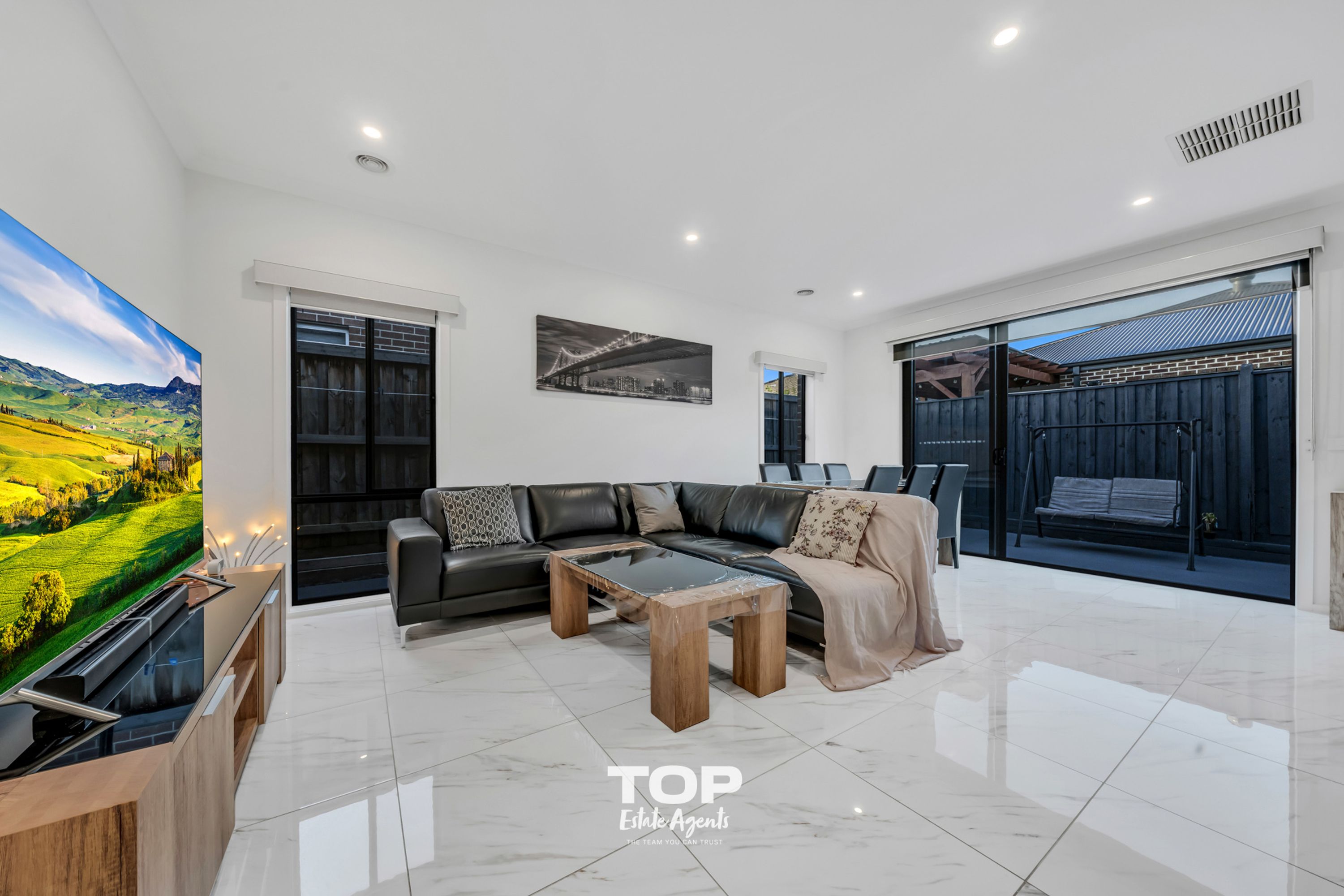 13 Bazadaise Drive, Clyde North - Thumbnail 4