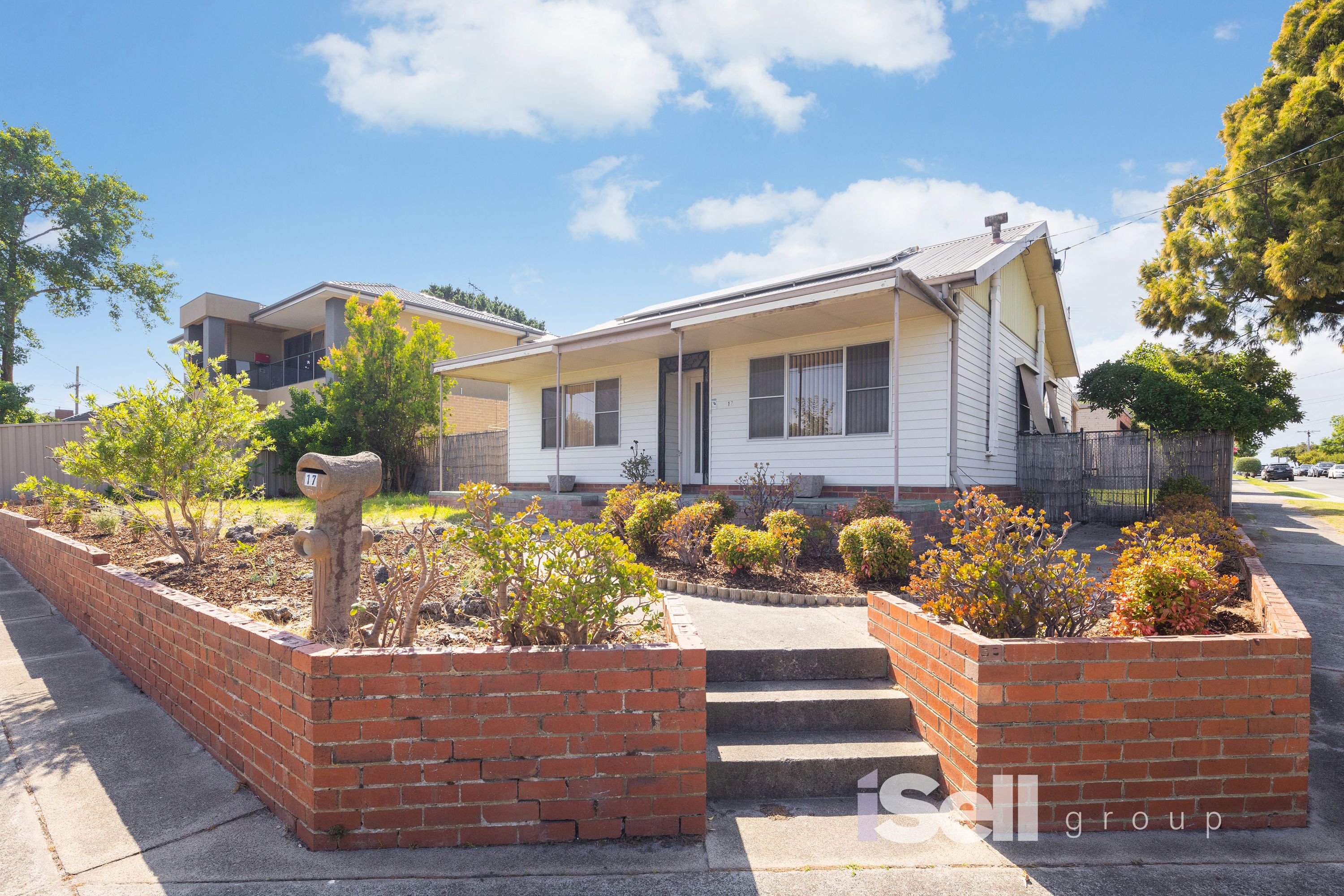 17 Moncur Avenue