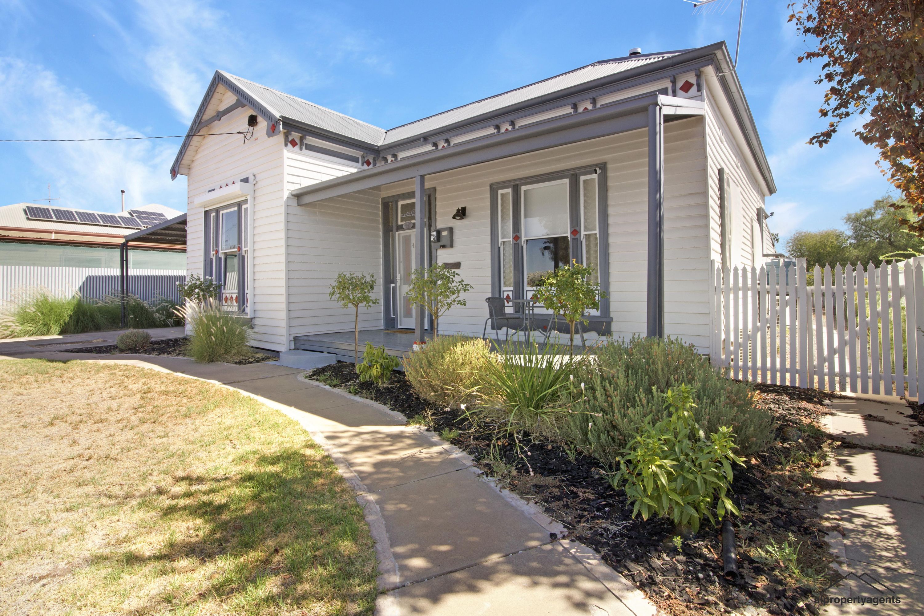 24 Molyneaux Street, Warracknabeal VIC 3393