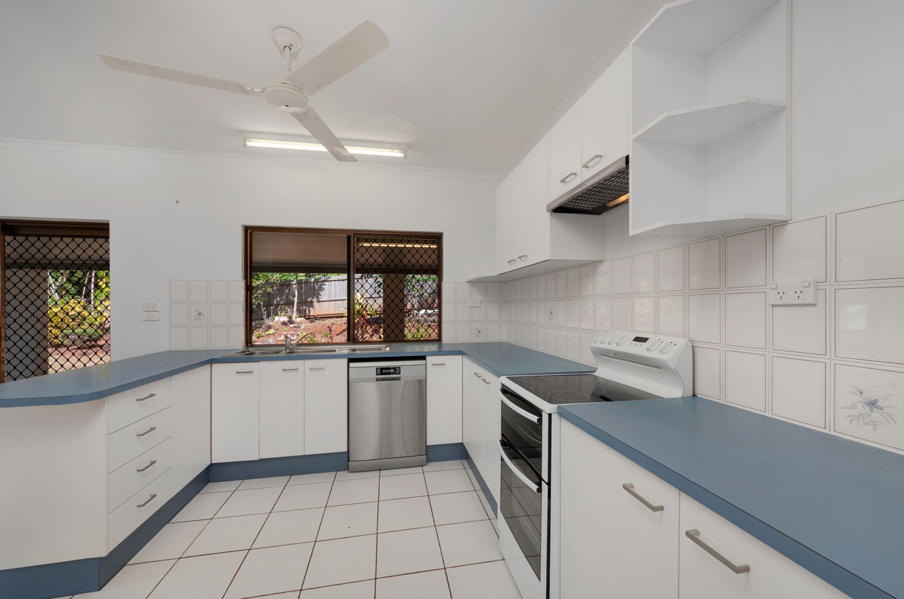 9 Rogers Close, Whitfield - Thumbnail 3