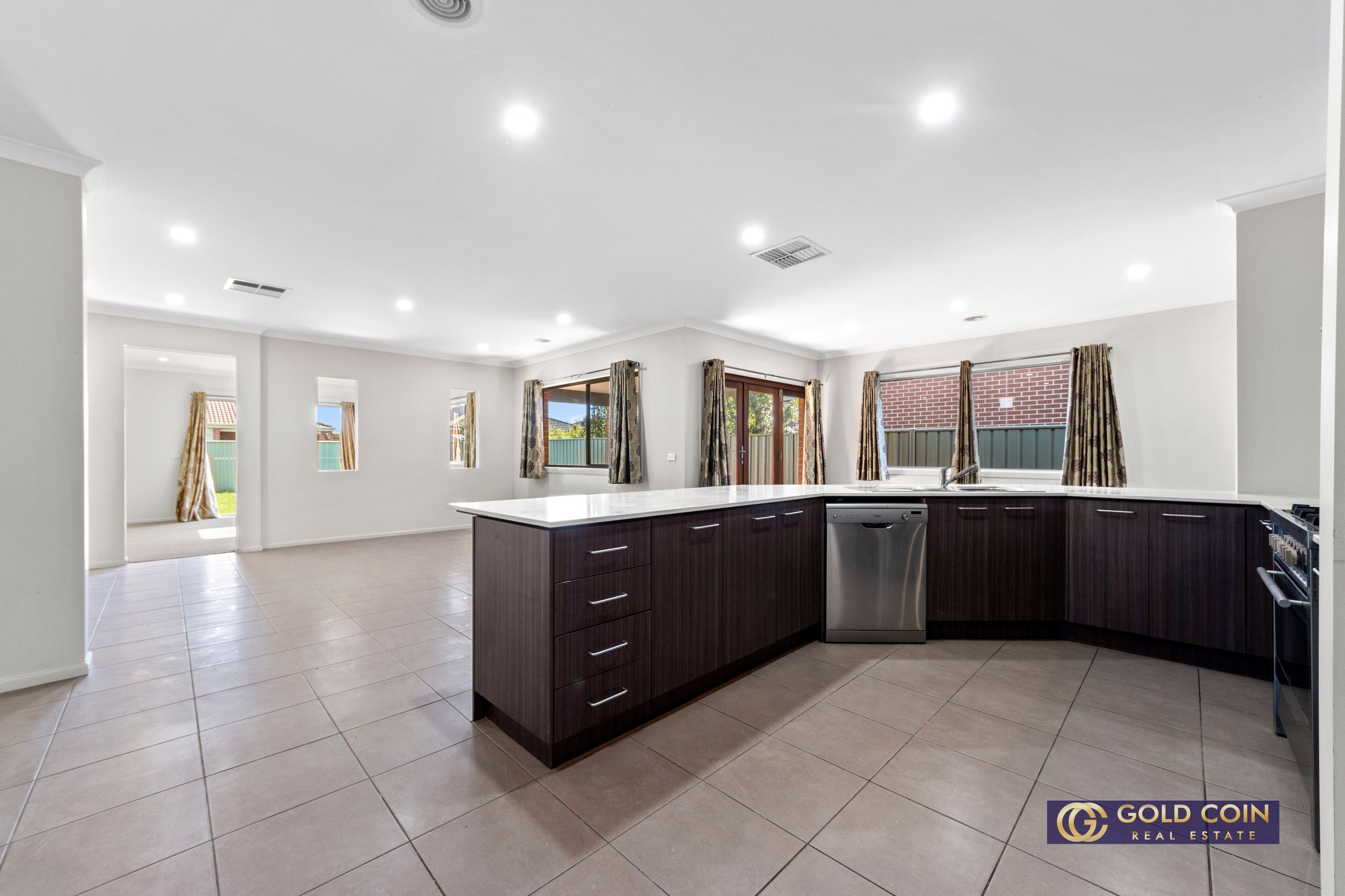 14 Amesbury Avenue, Wyndham Vale - Thumbnail 2