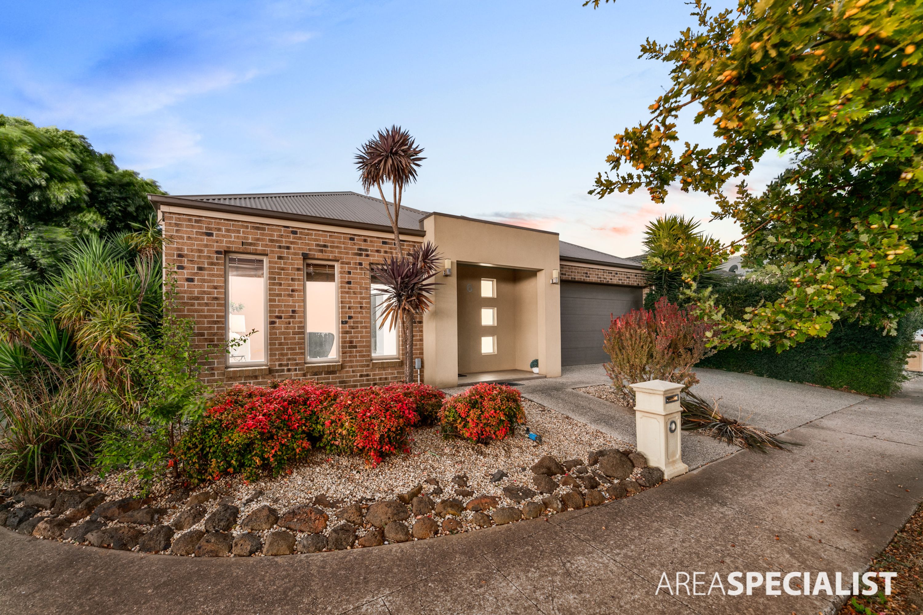 6 Glen Drouitt Drive, Caroline Springs VIC 3023, Caroline Springs - Thumbnail 3