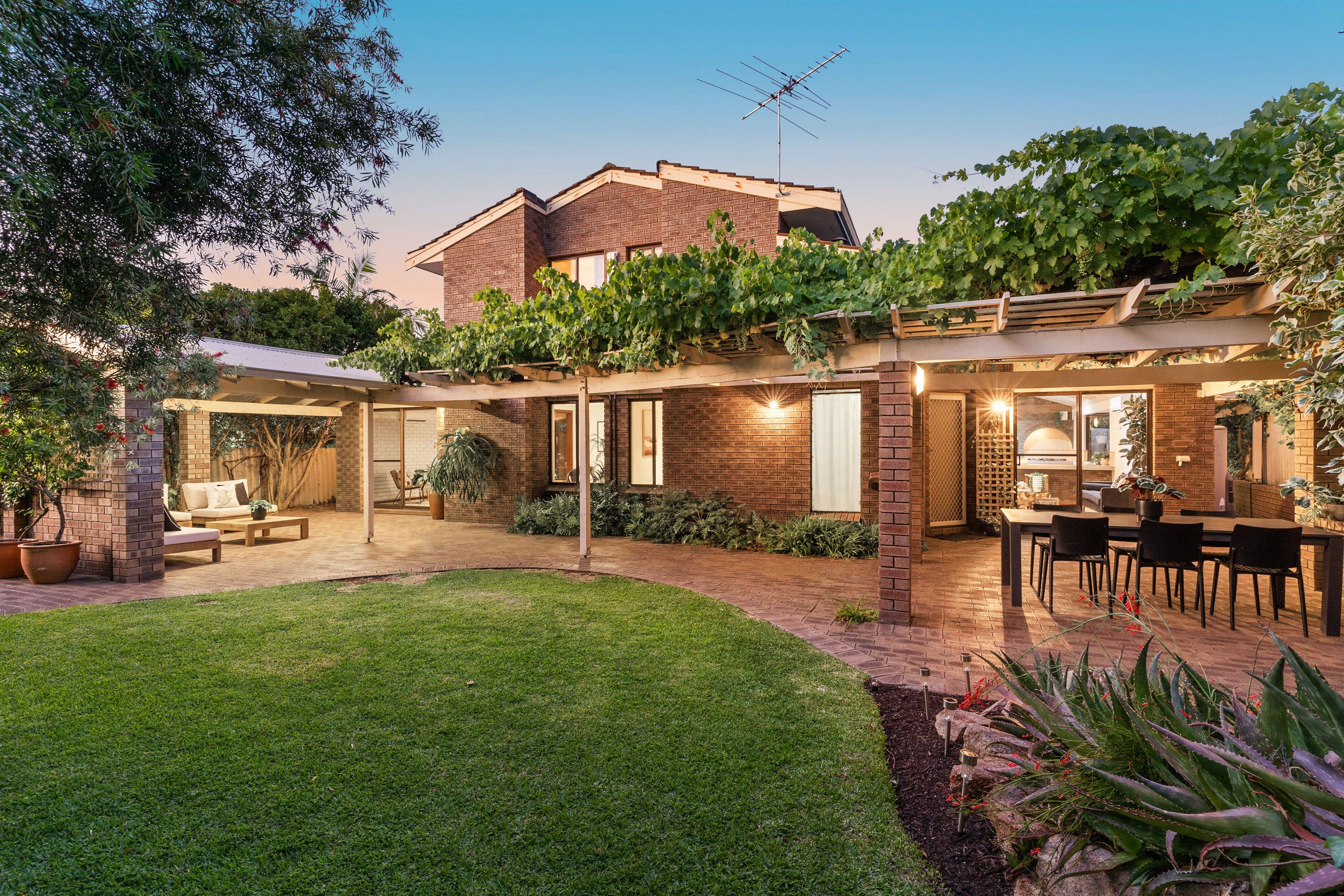 23 Bradbourne Drive, Carine - Image 1