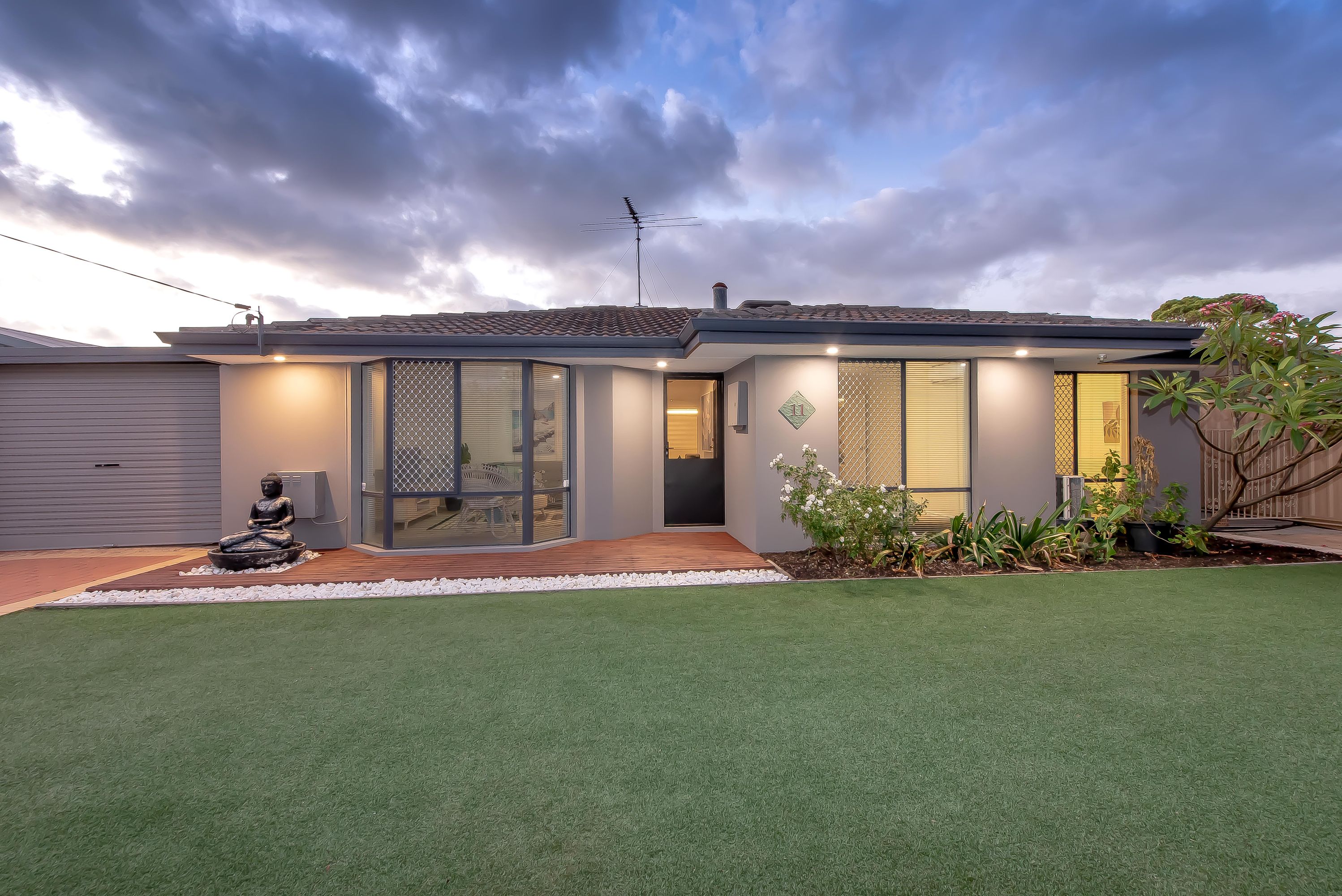 11 Lockeville Close, Beldon - Thumbnail 2