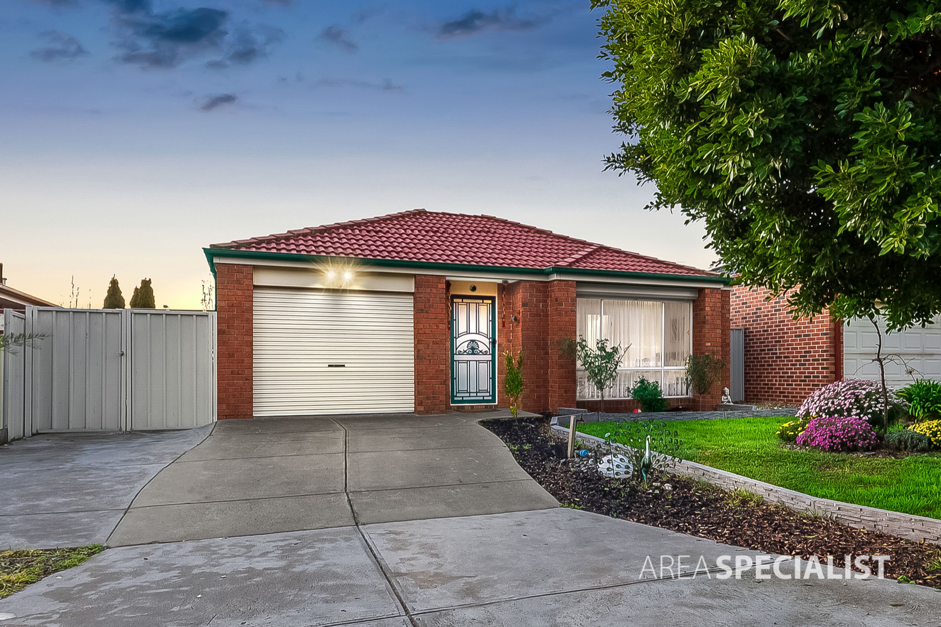 3 Moreton Close, Caroline Springs VIC 3023, Caroline Springs - Thumbnail 2