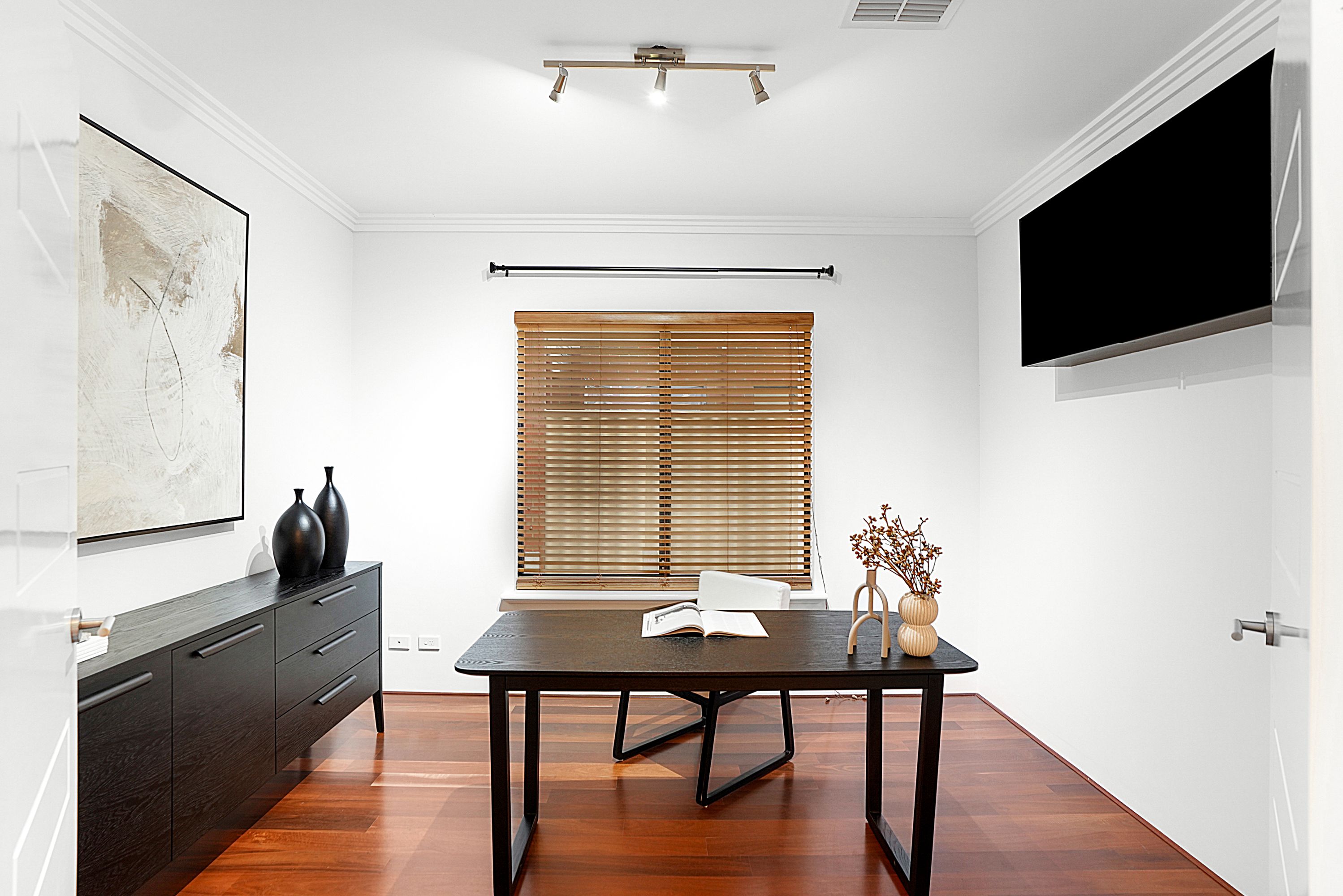 10 Locarno Close, Stirling - Thumbnail 3