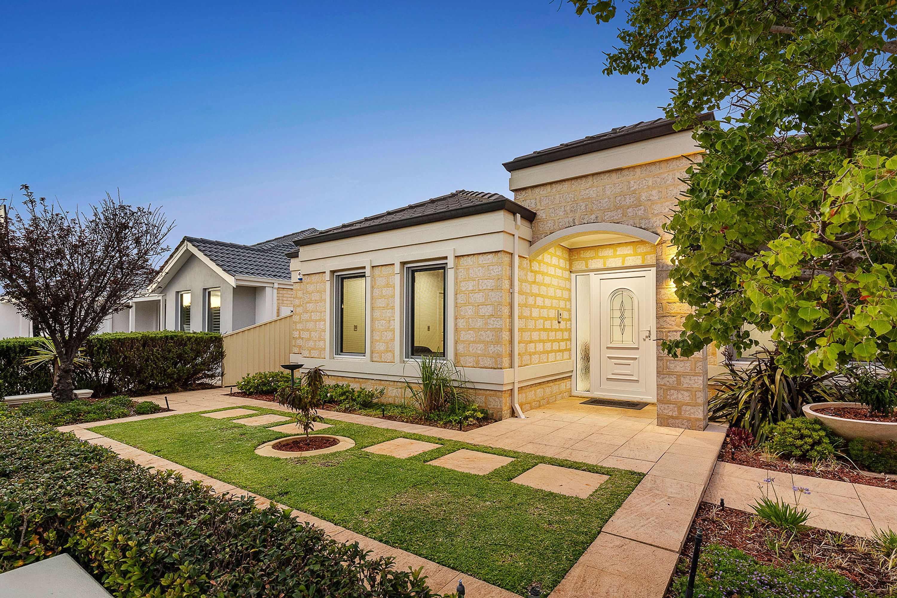19 Caraway Gate, Stirling - Thumbnail 2