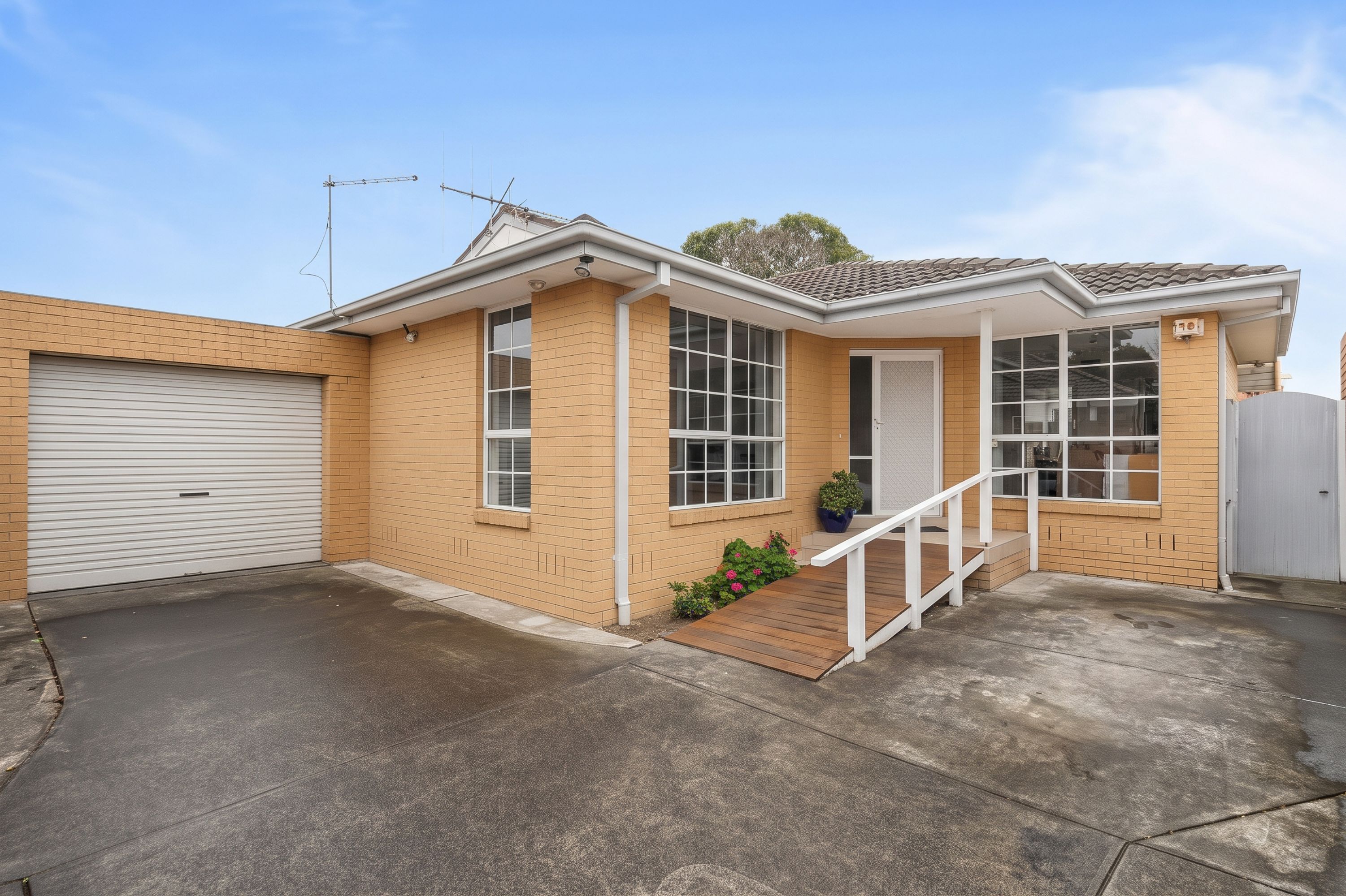 2/7 Neville Court, Springvale - Image 1