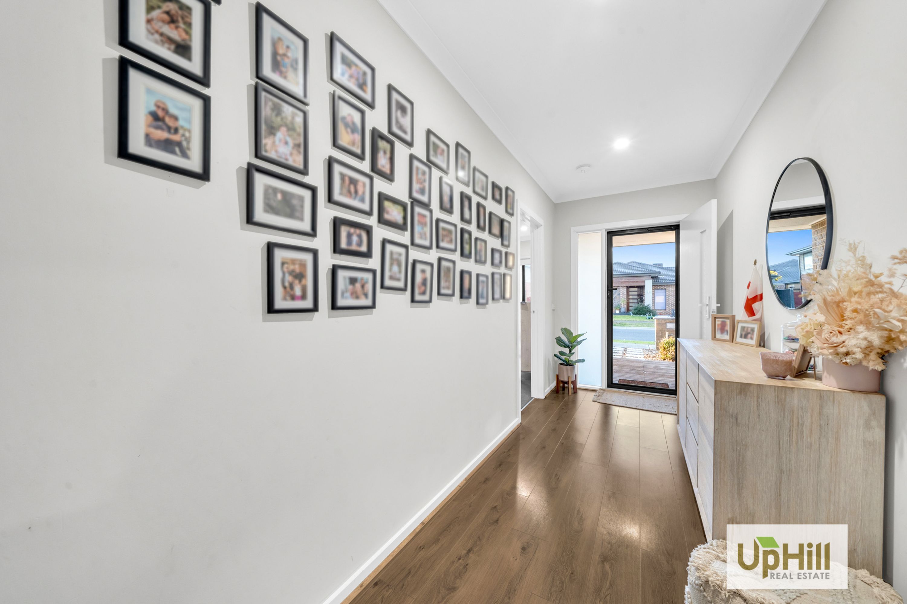 4 Bazadaise Drive, Clyde North - Thumbnail 2