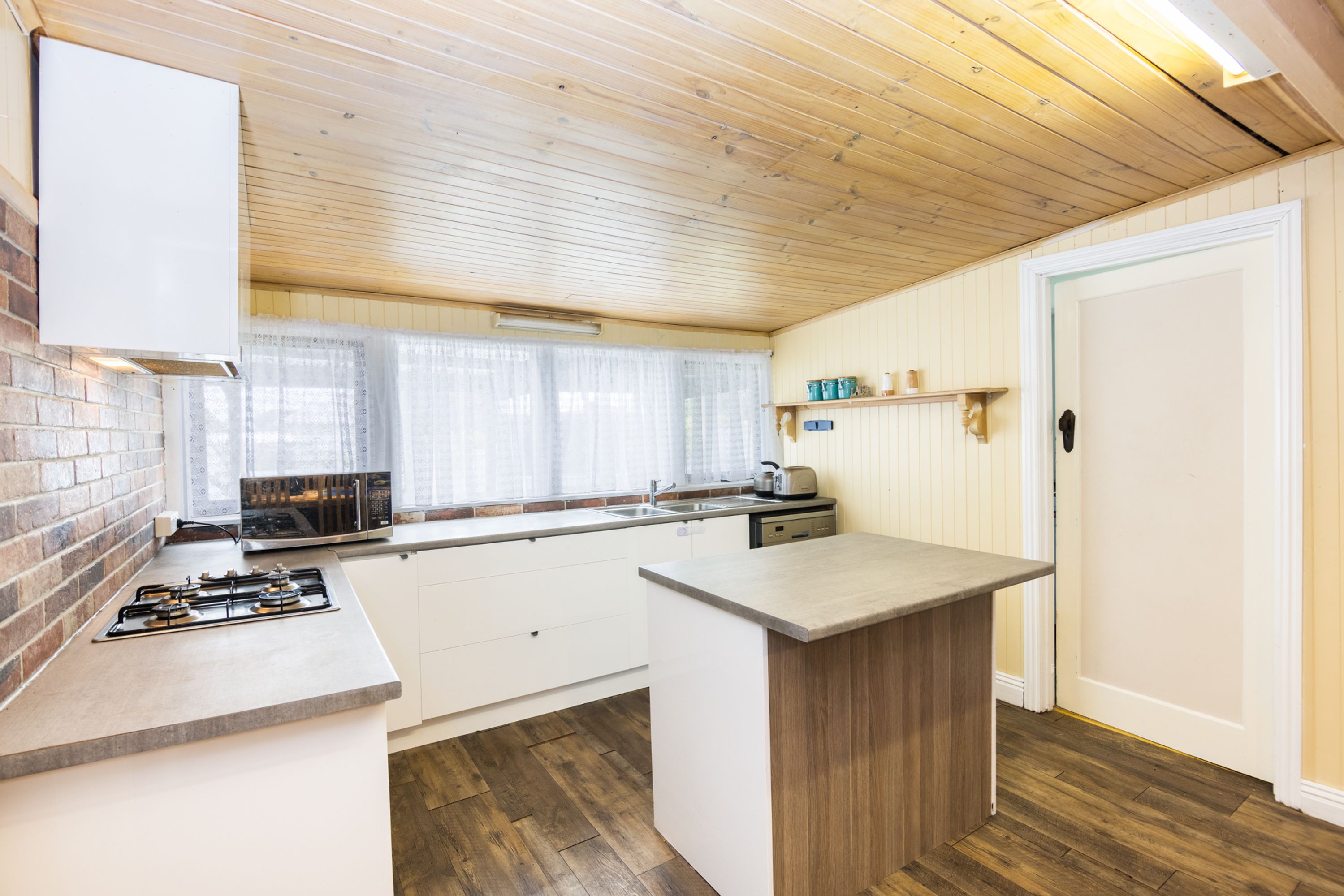 12 Valentine Avenue, Horsham VIC 3400, Horsham - Thumbnail 2