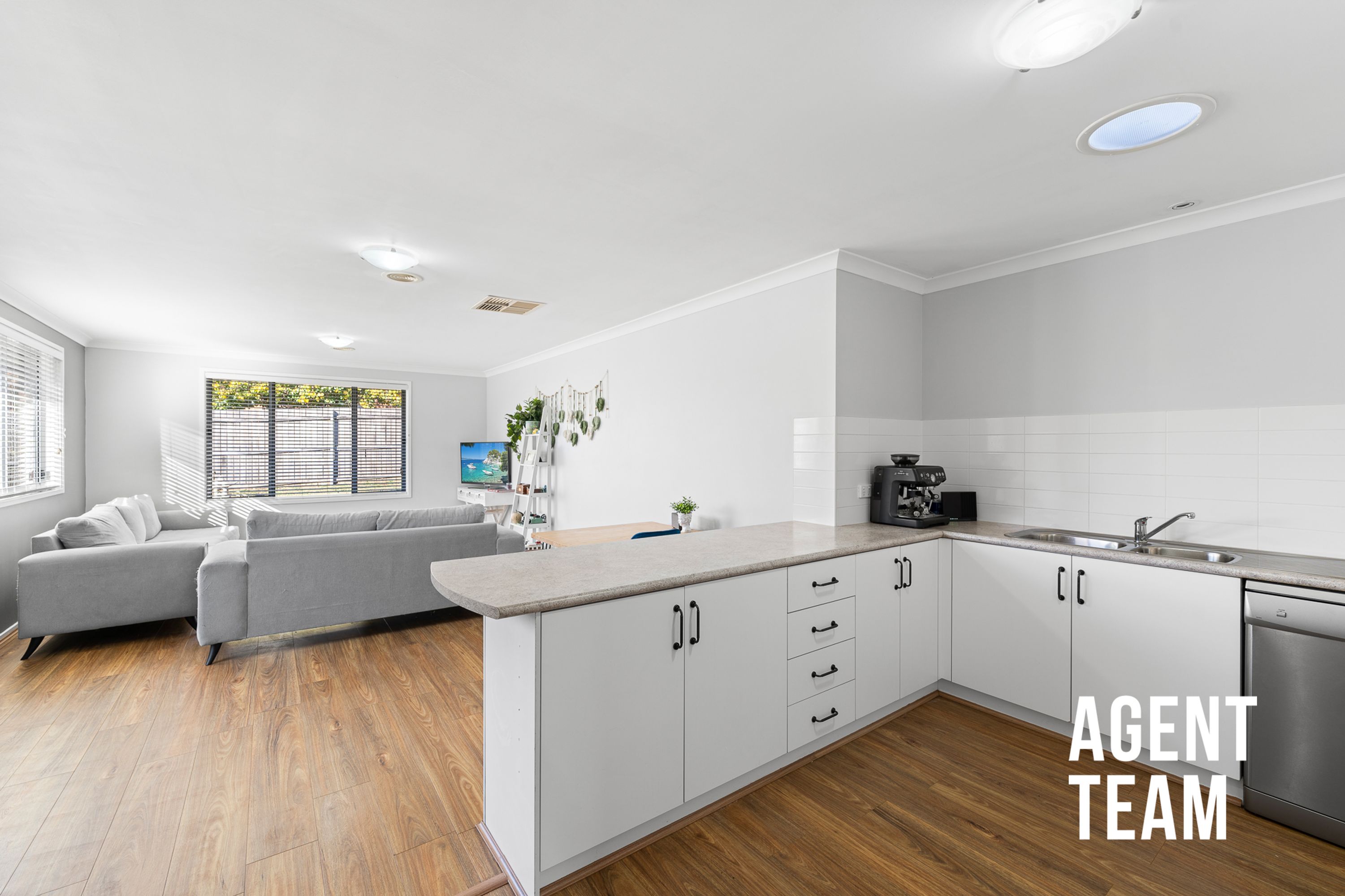 92 Hollows Circuit, Macgregor - Thumbnail 2