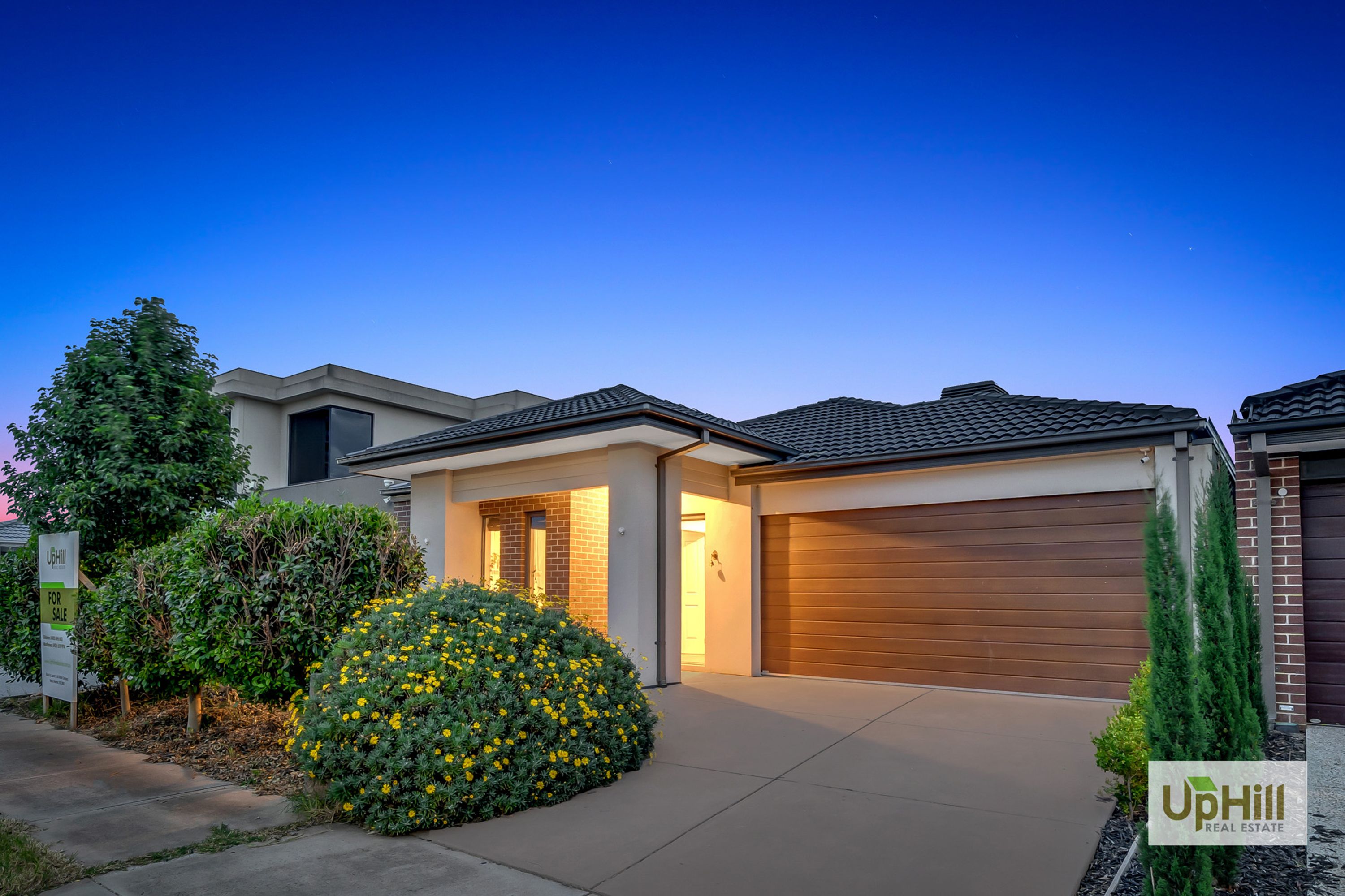 12 BRIGHTSTONE DRIVE, Clyde North - Thumbnail 2
