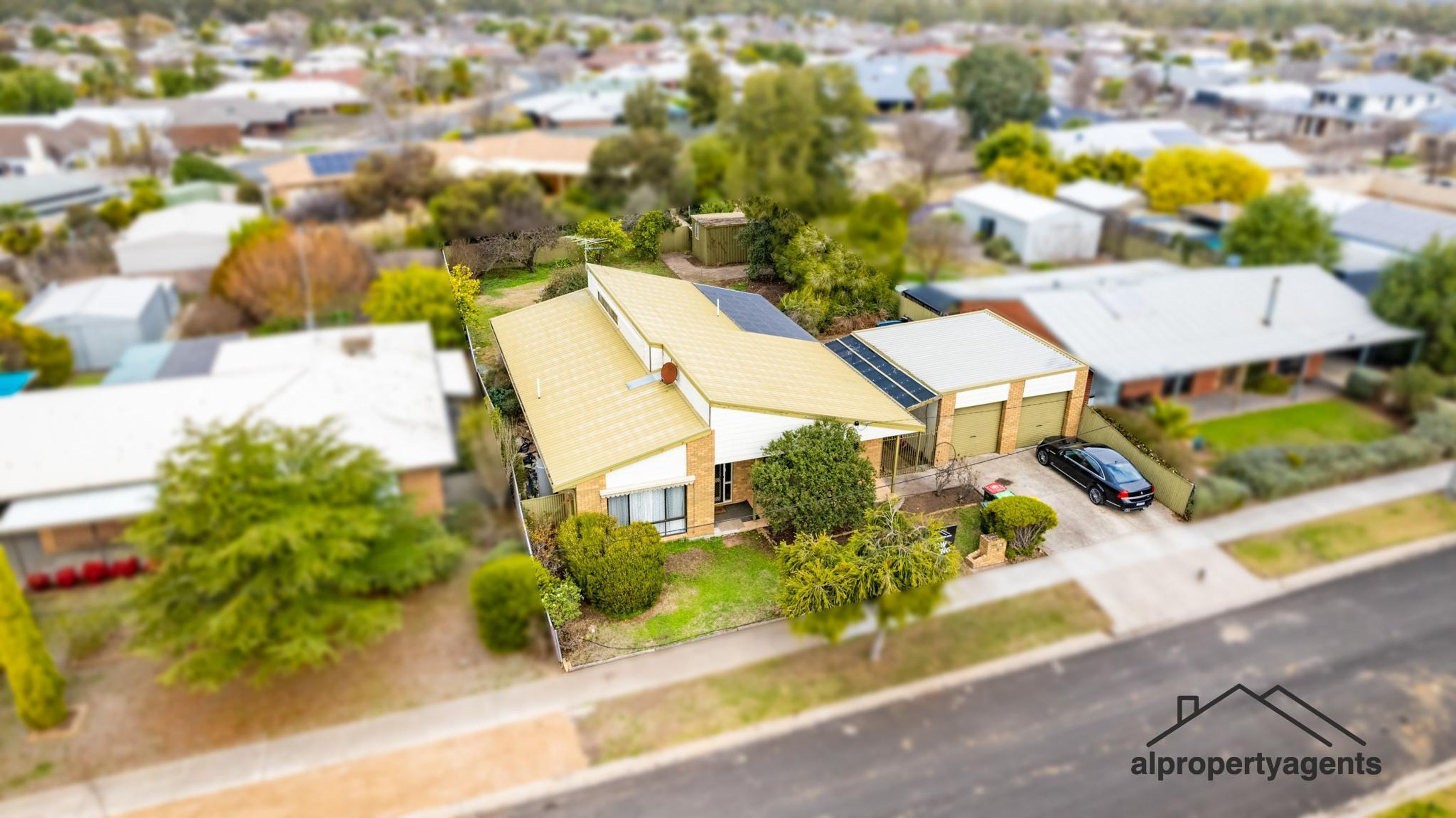 8 Henderson Avenue, Horsham VIC 3400, Horsham - Thumbnail 2