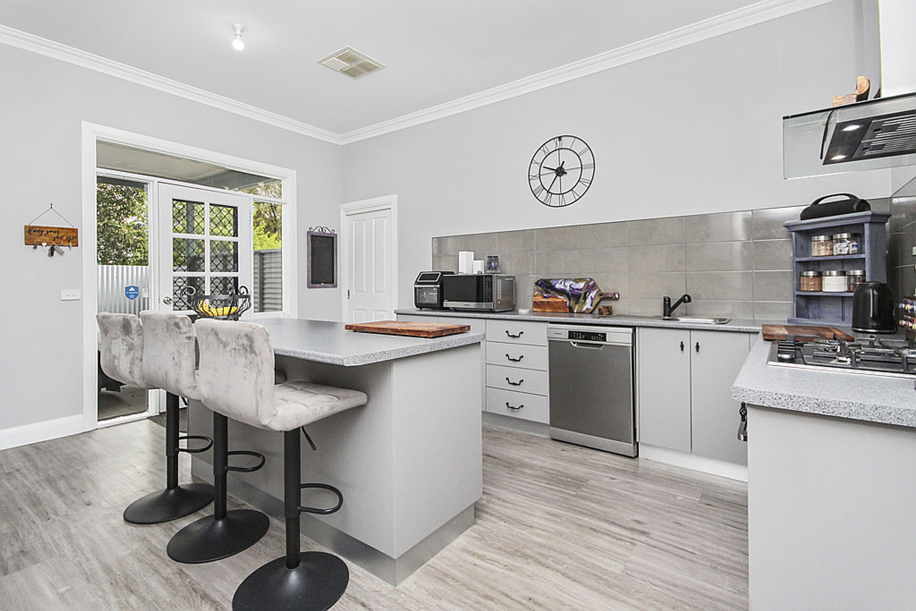 24 Frederick Street, Horsham VIC 3400, Horsham - Thumbnail 2