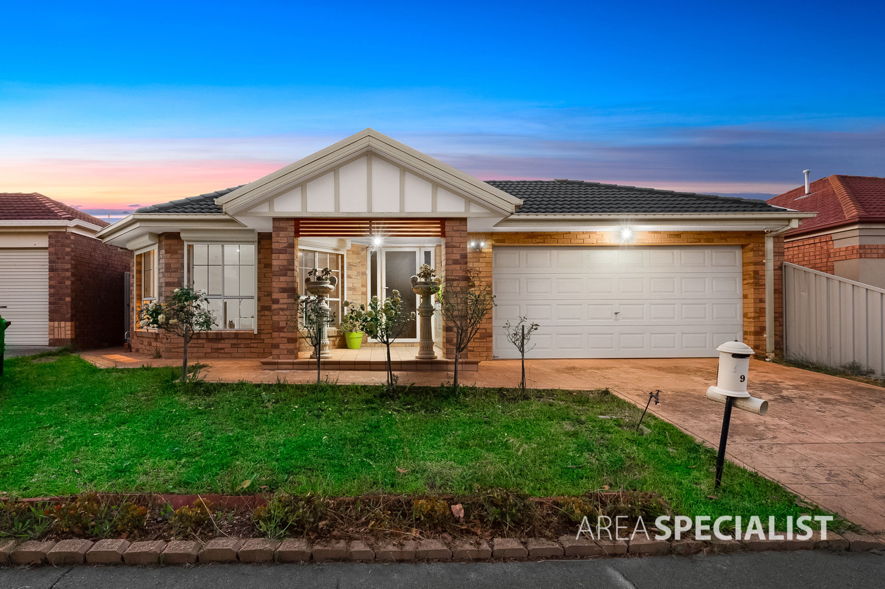 9 Springfield Close, Caroline Springs VIC 3023, Caroline Springs - Thumbnail 2