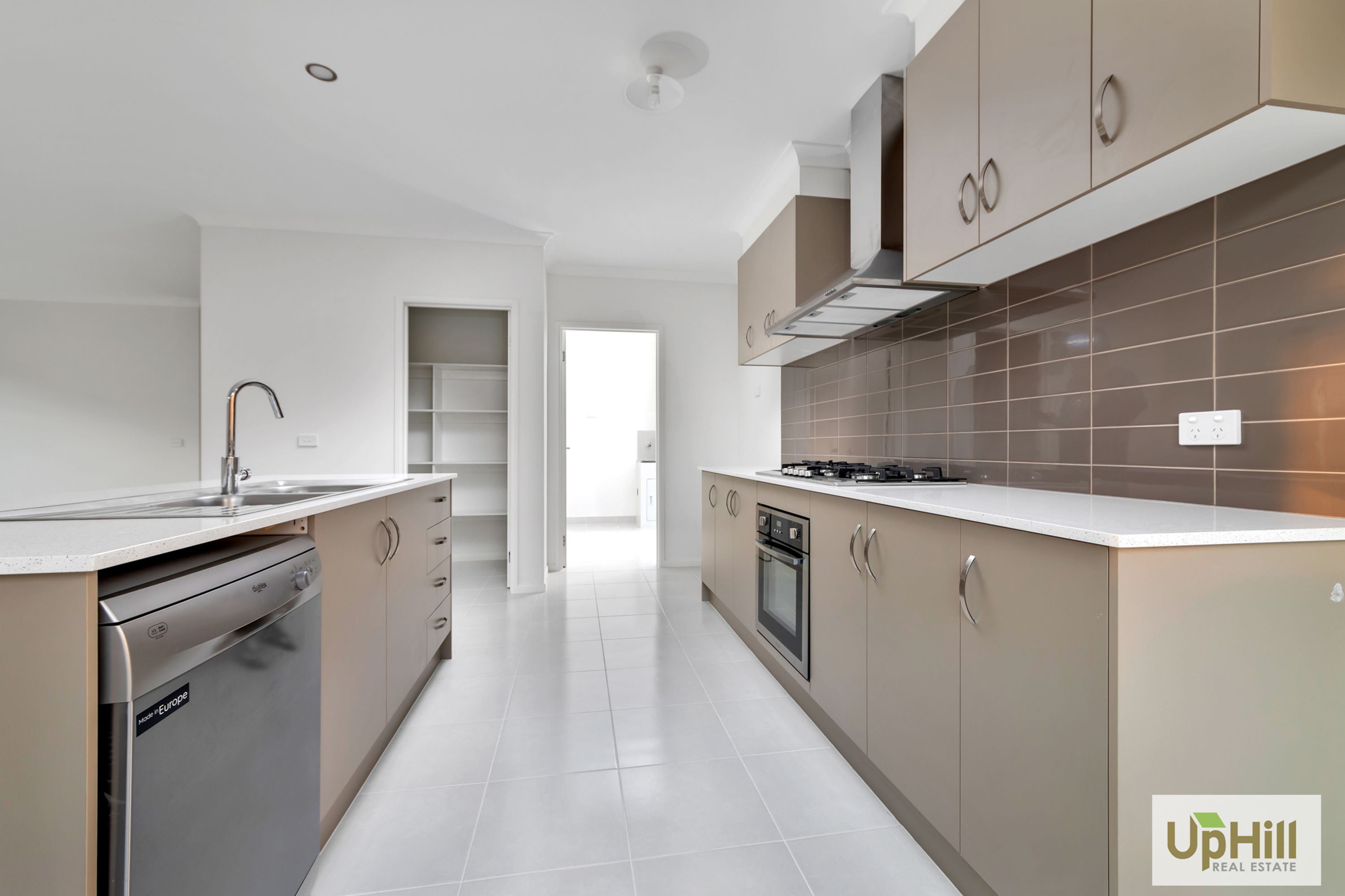8 SLOANE DRIVE, Clyde North - Thumbnail 4