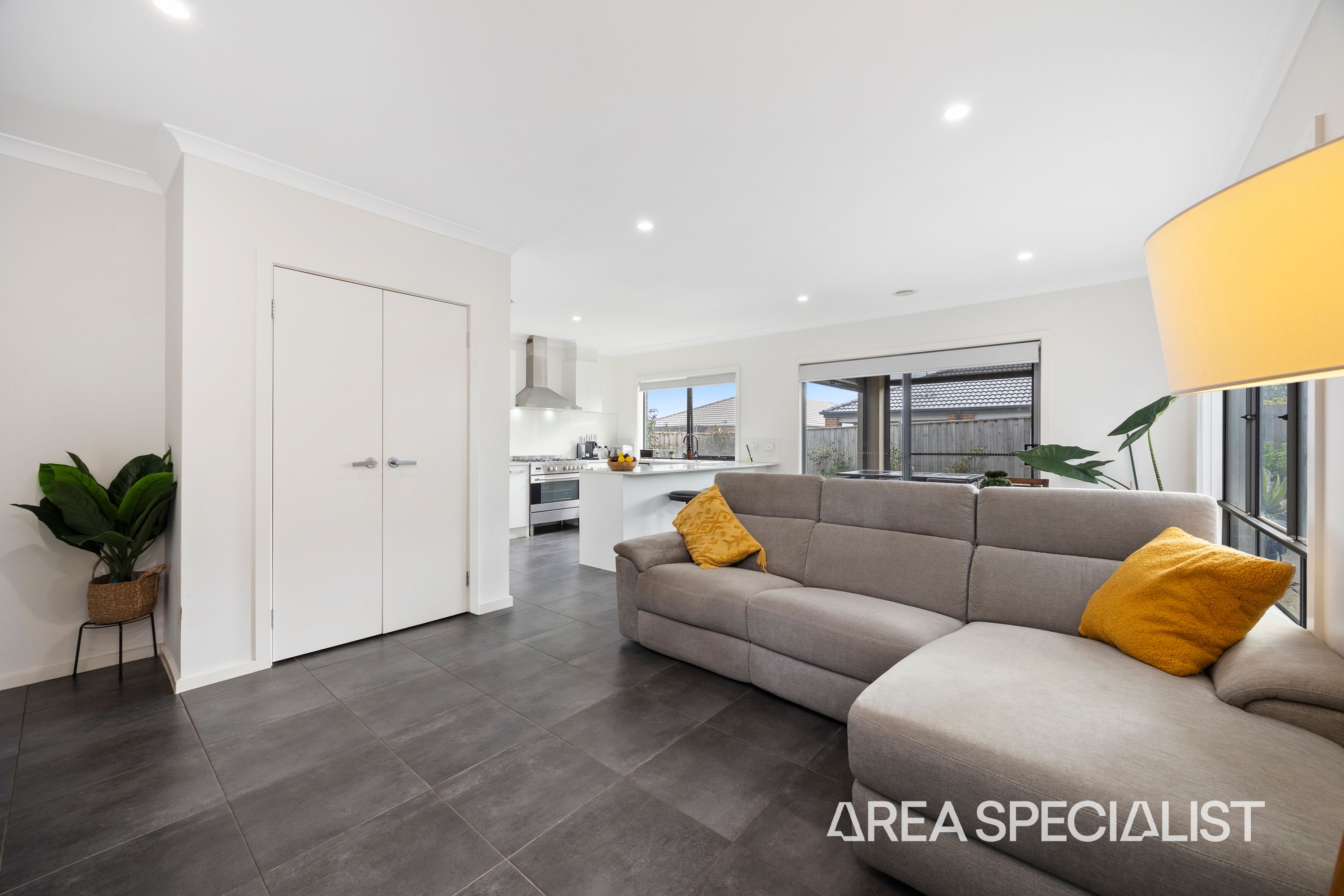 1 Moroak Crescent, Clyde North - Thumbnail 6