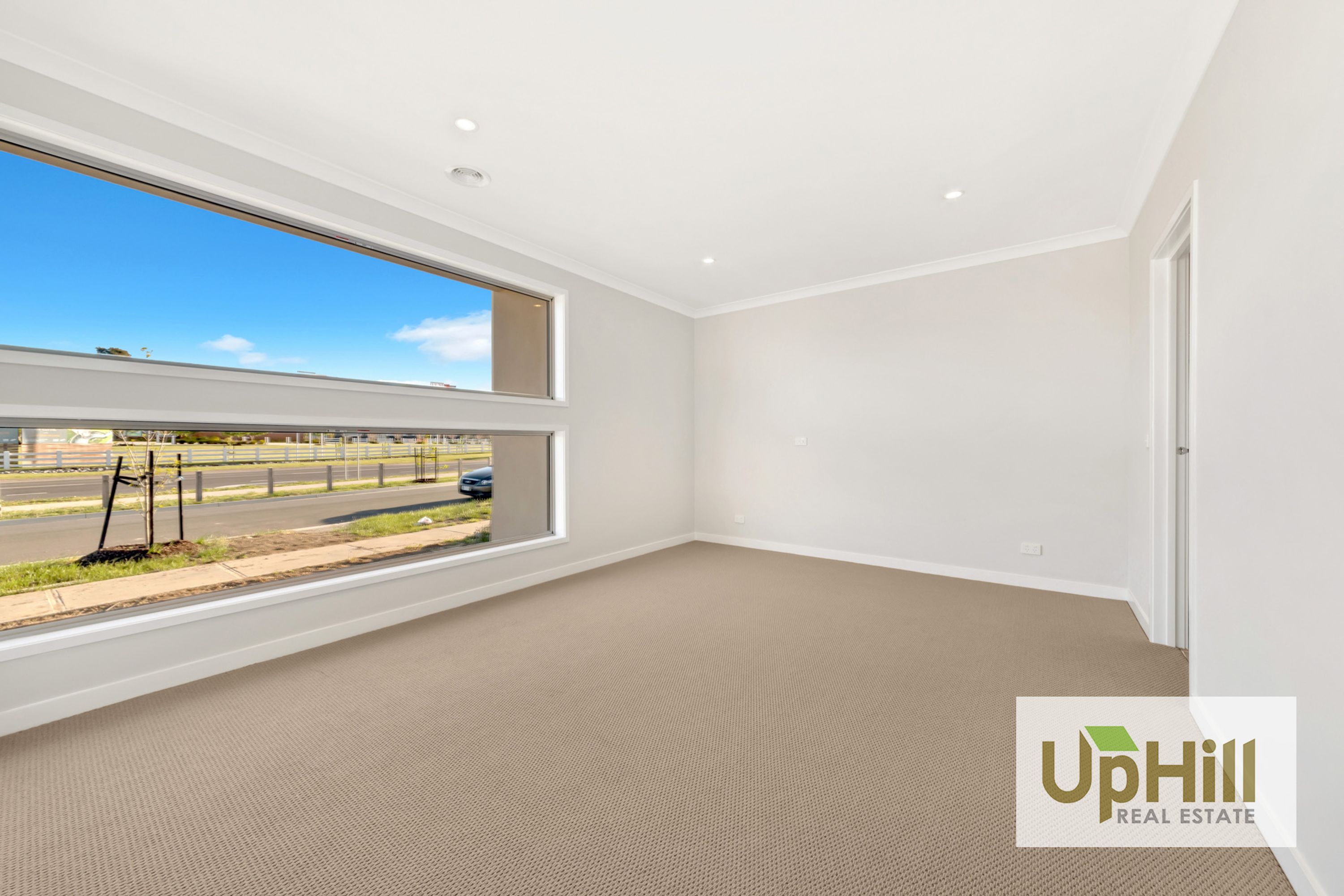 47 GRANDSTAND CRESCENT, Clyde North - Thumbnail 5