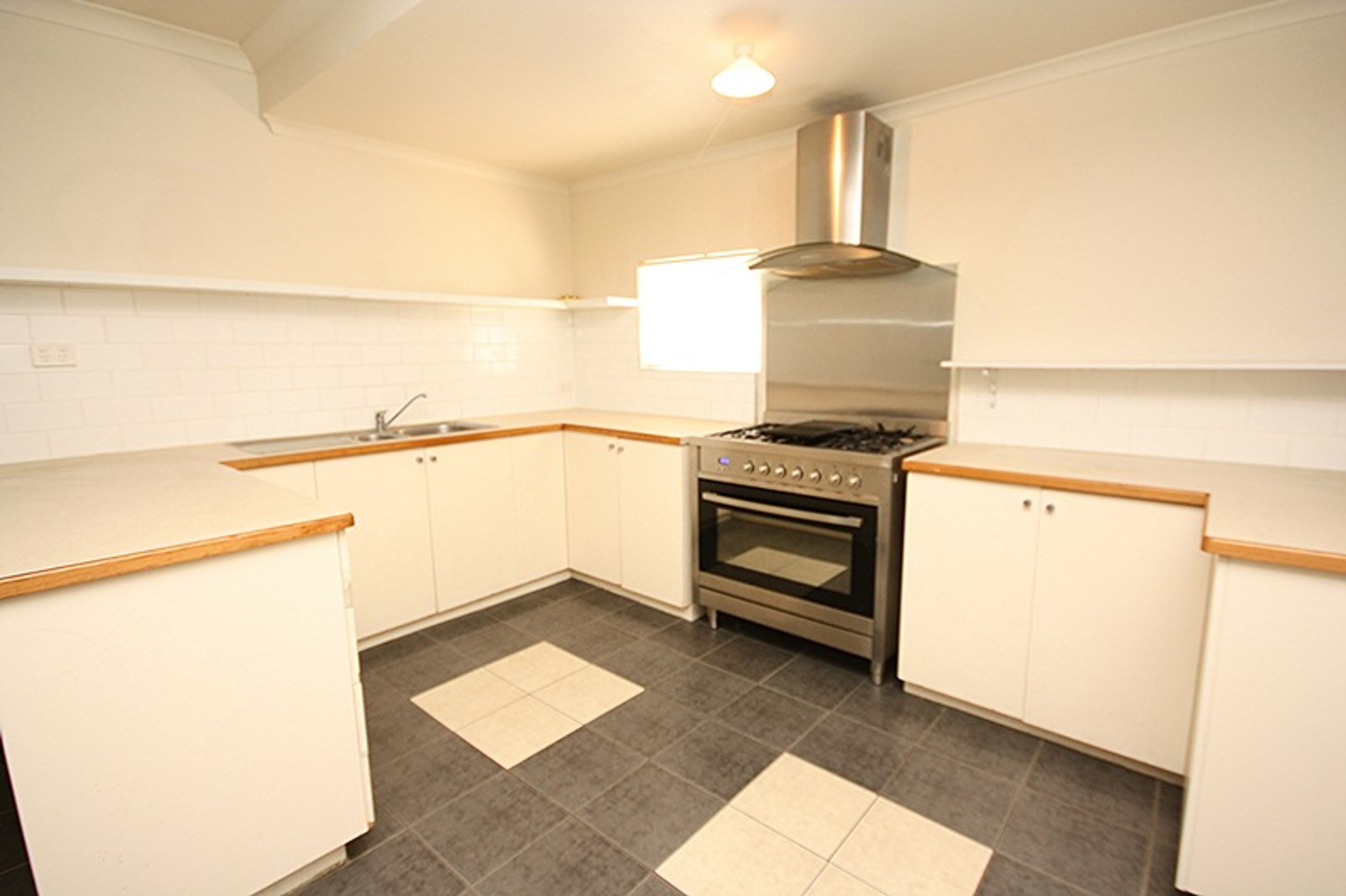11 Anderson Street, Horsham VIC 3400, Horsham - Thumbnail 2
