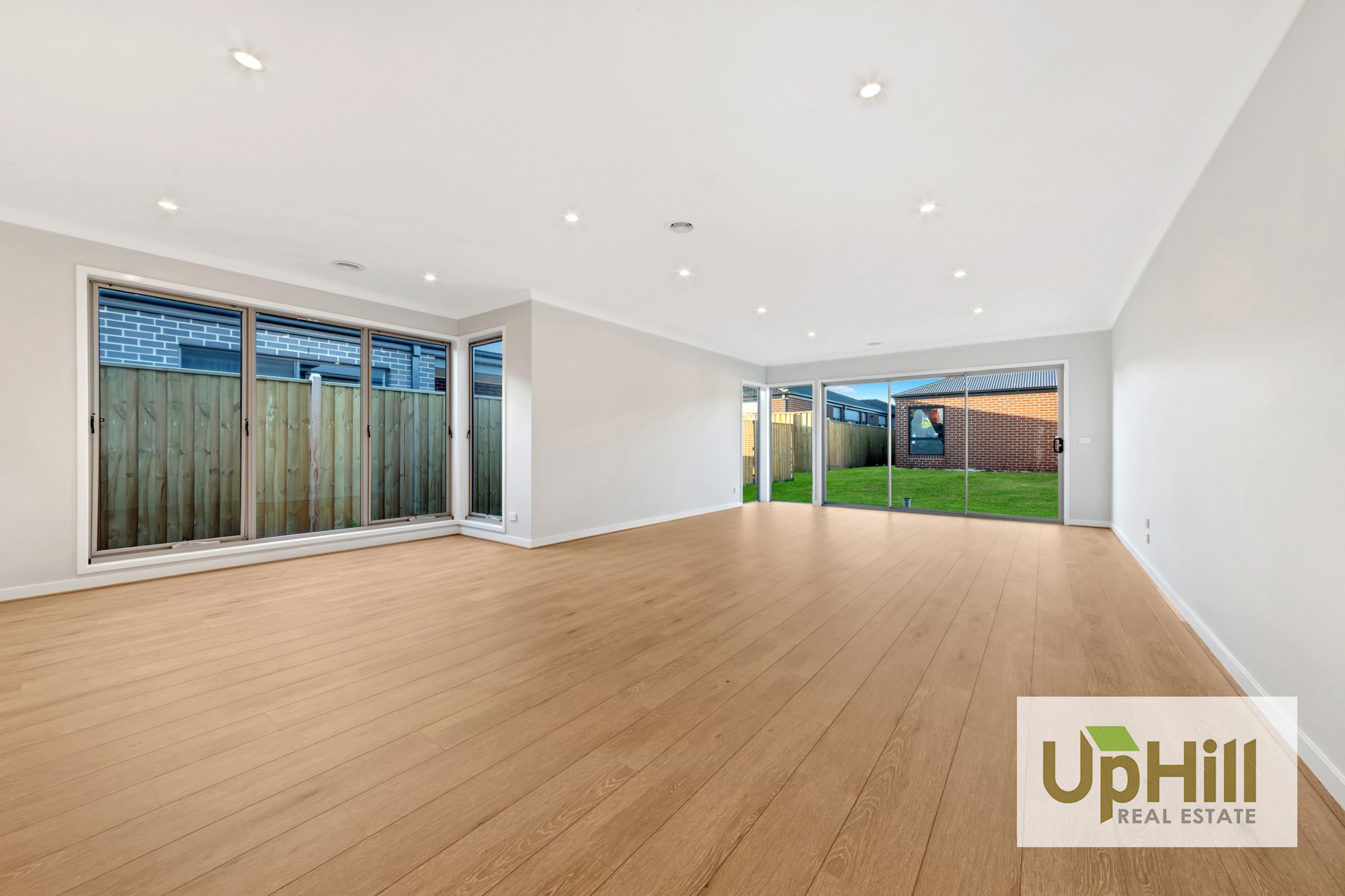 47 GRANDSTAND CRESCENT, Clyde North - Thumbnail 4